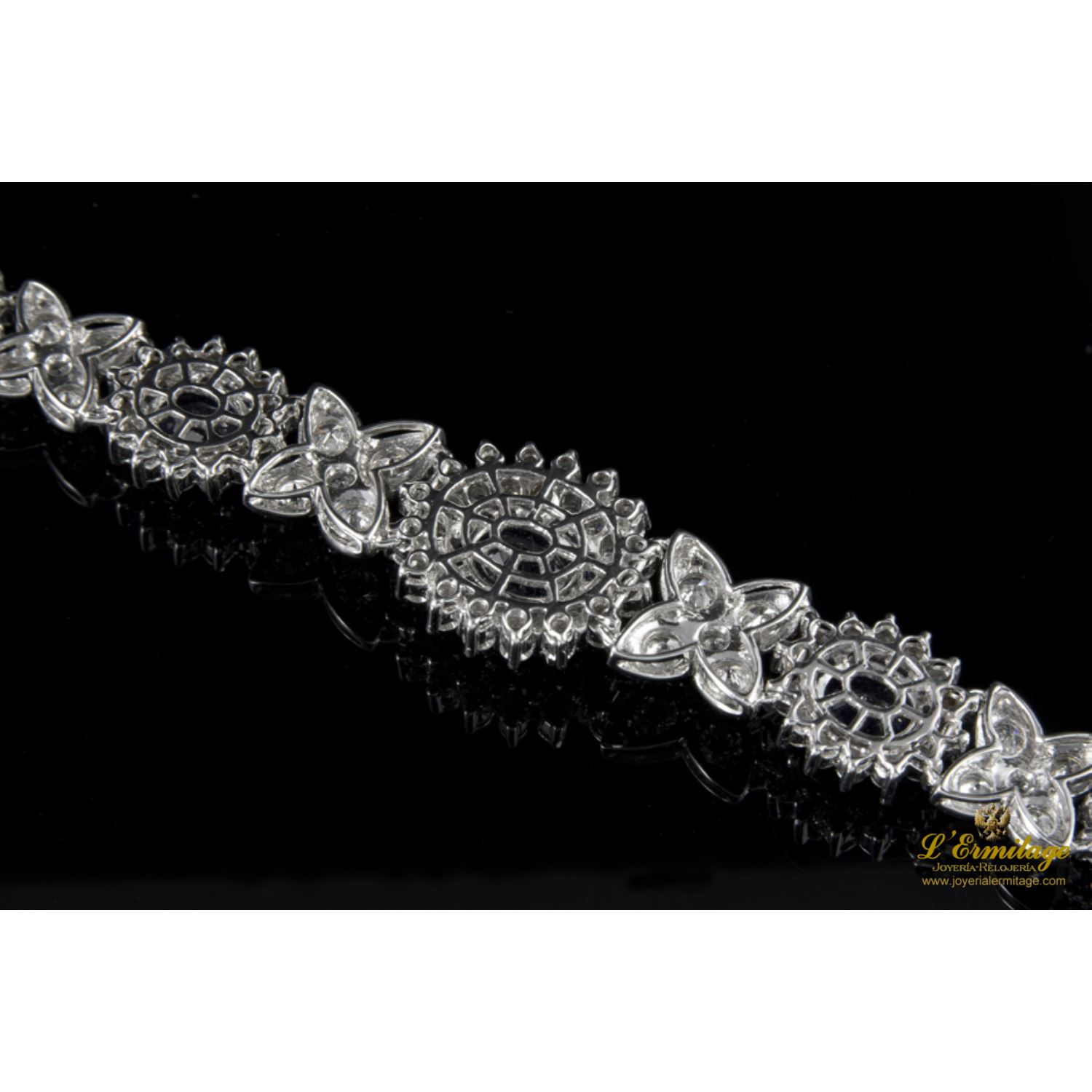 Pulsera oro blanco zafiros y diamantes.