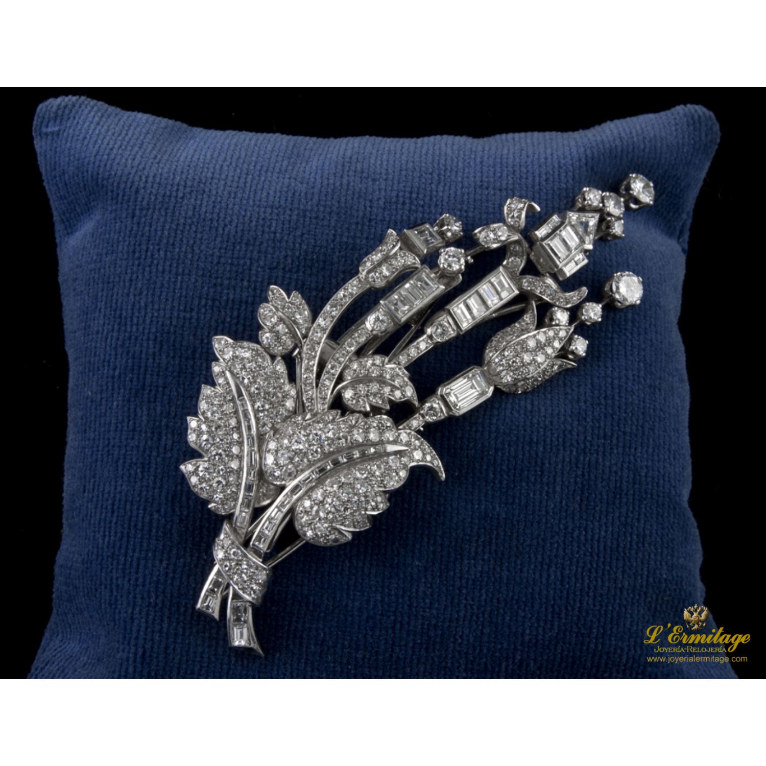 Broche-alfiler ramo platino y diamantes. Firmado por mellerio dits meller