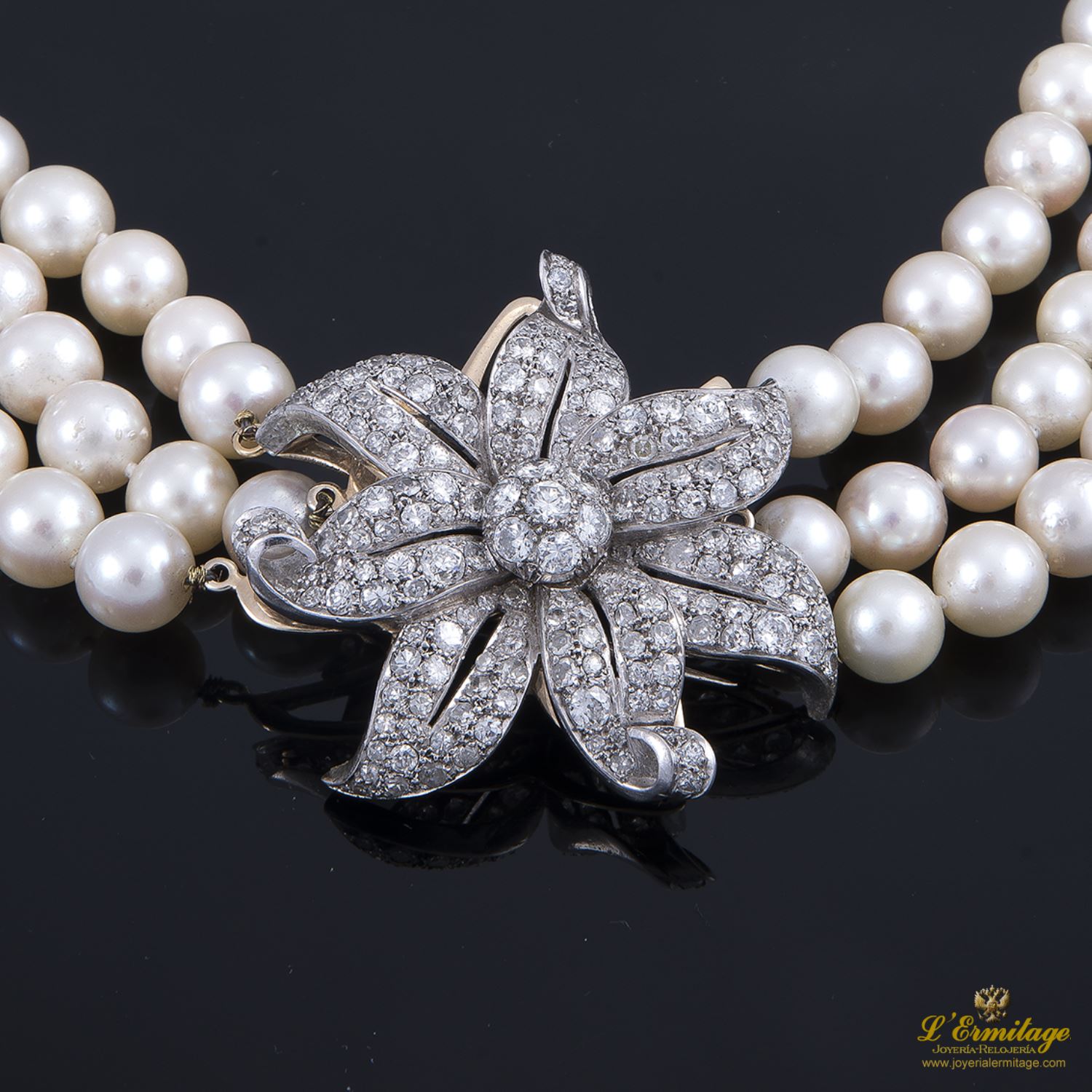 Collar 3 hilos de perlas con broche flor oro blanco y diamantes.