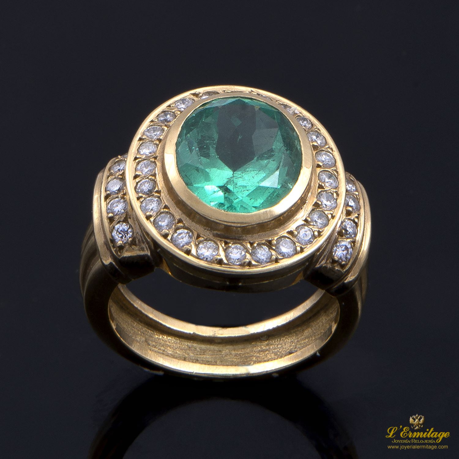 Sortija en oro amarillo con esmeralda.