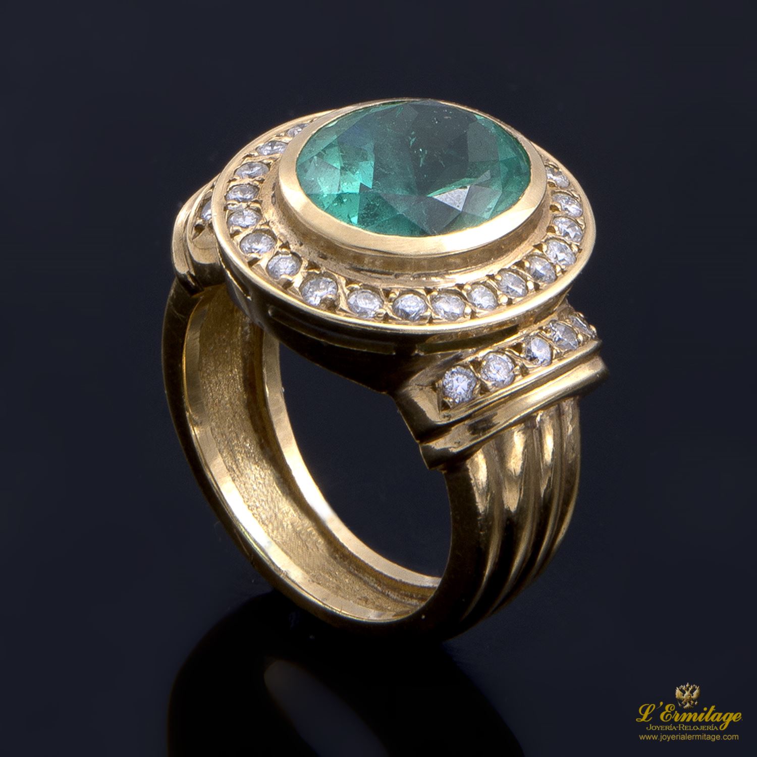 Sortija en oro amarillo con esmeralda.