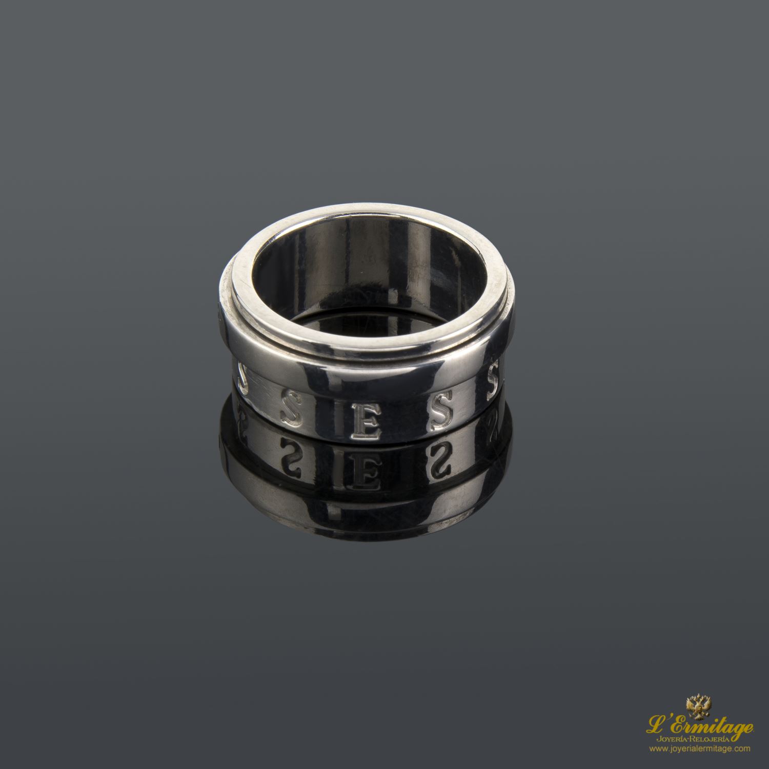 Alianza piaget possession oro blanco y diamantes.