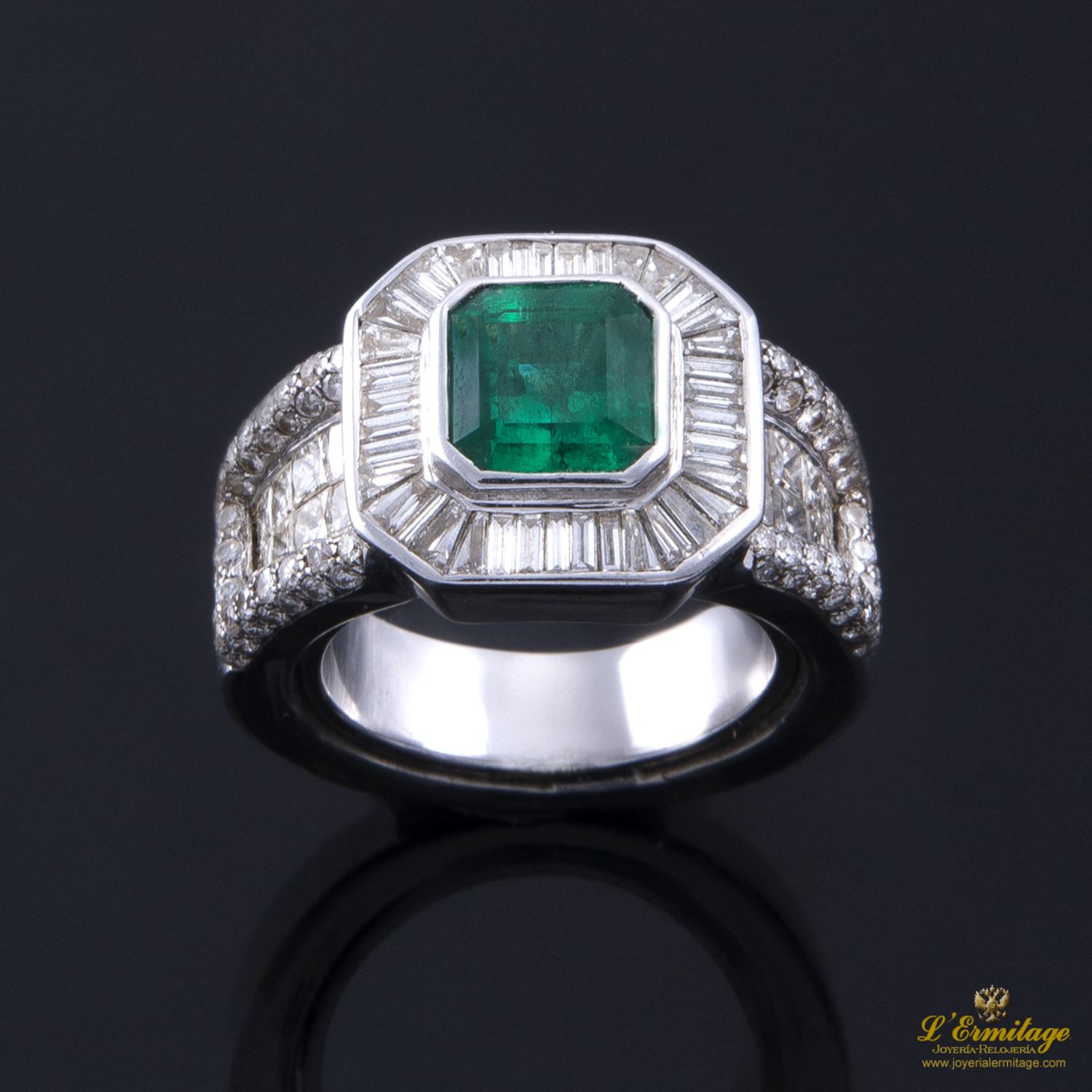 Sortija en oro blanco con esmeralda natural y diamantes naturales.