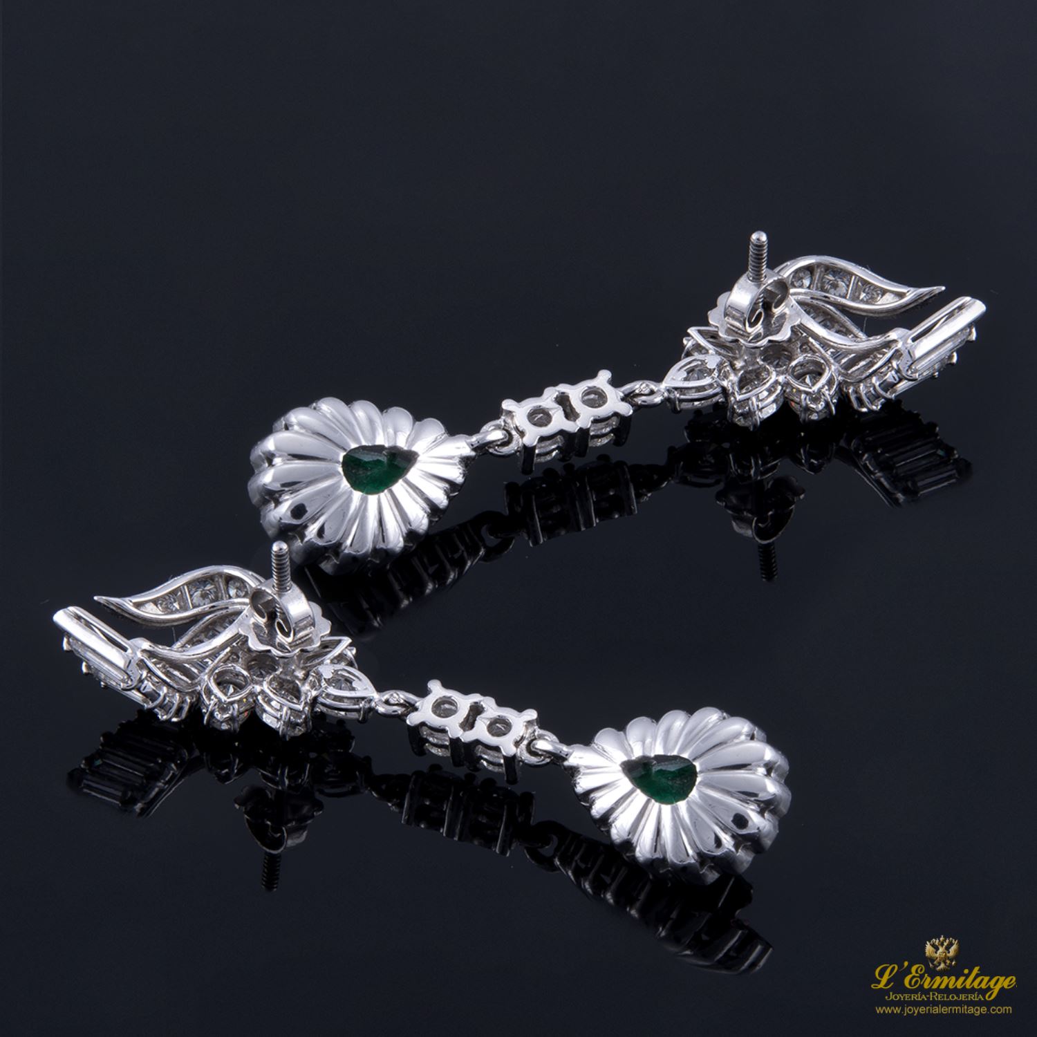 Pendientes colgantes oro blanco esmeraldas y diamantes.