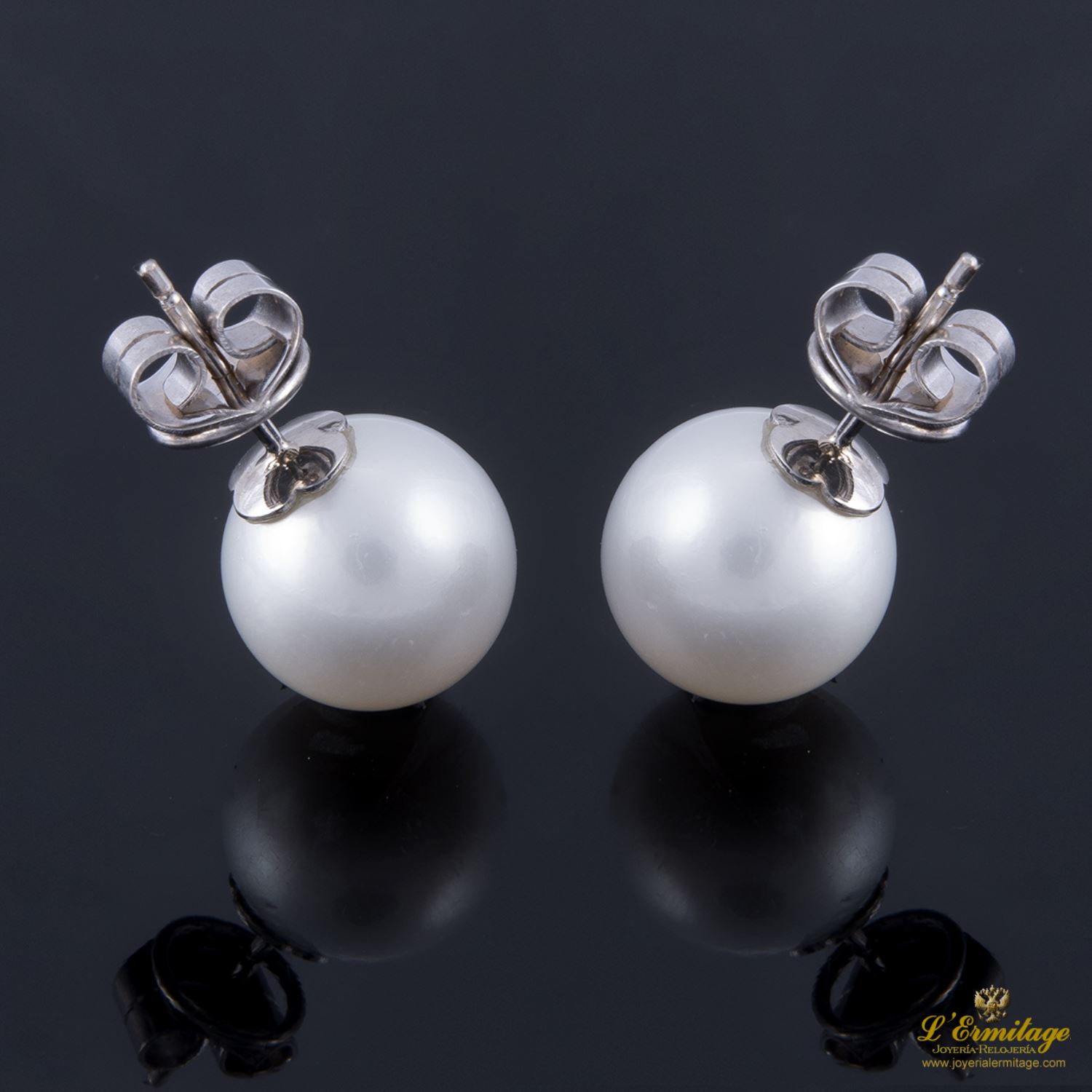 Pendientes de perlas montadas en oro blanco.