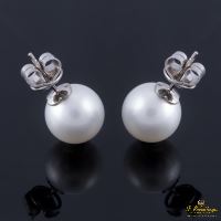 Pendientes de perlas montadas en oro blanco.
