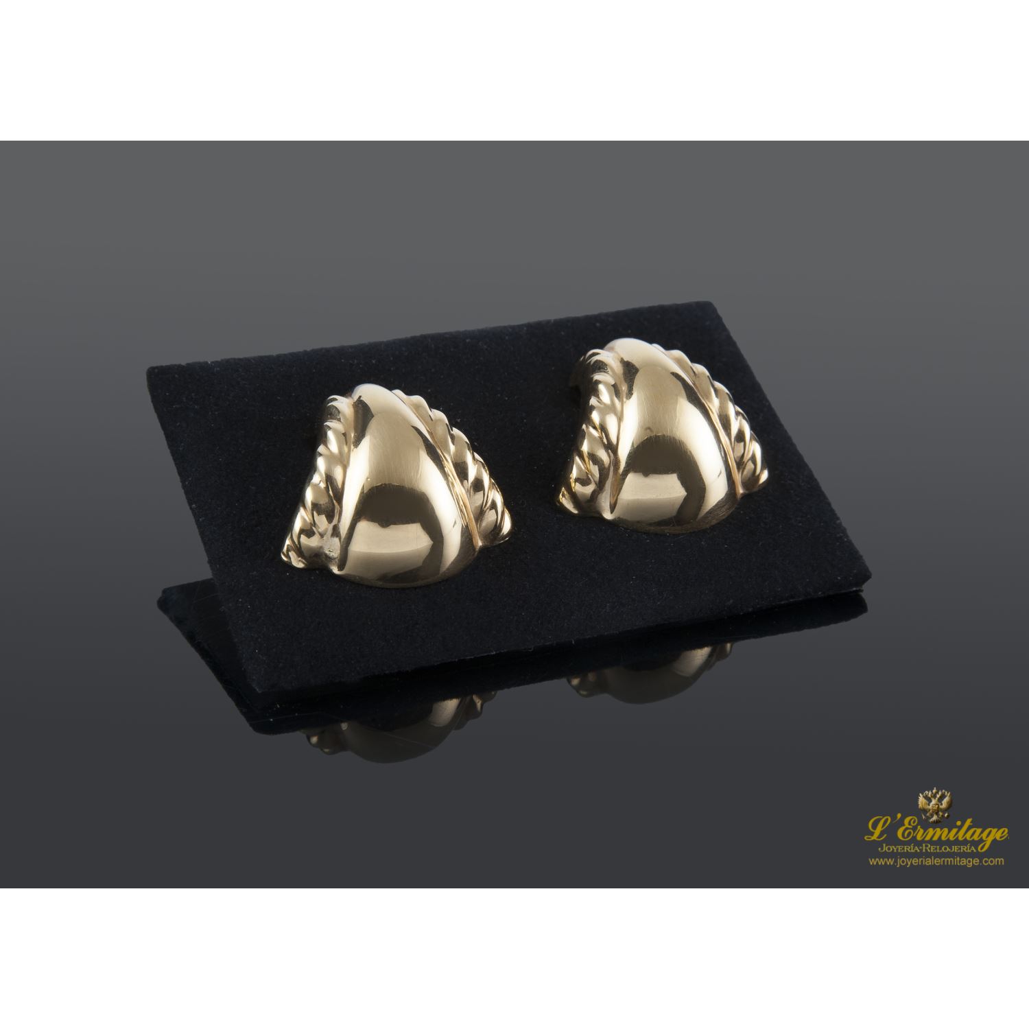 Pendientes realizados en oro amarillo.