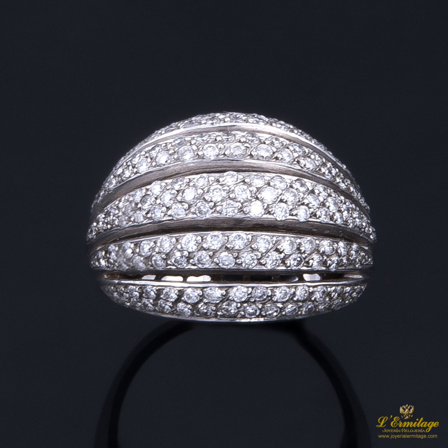 Anillo oro blanco y diamantes.