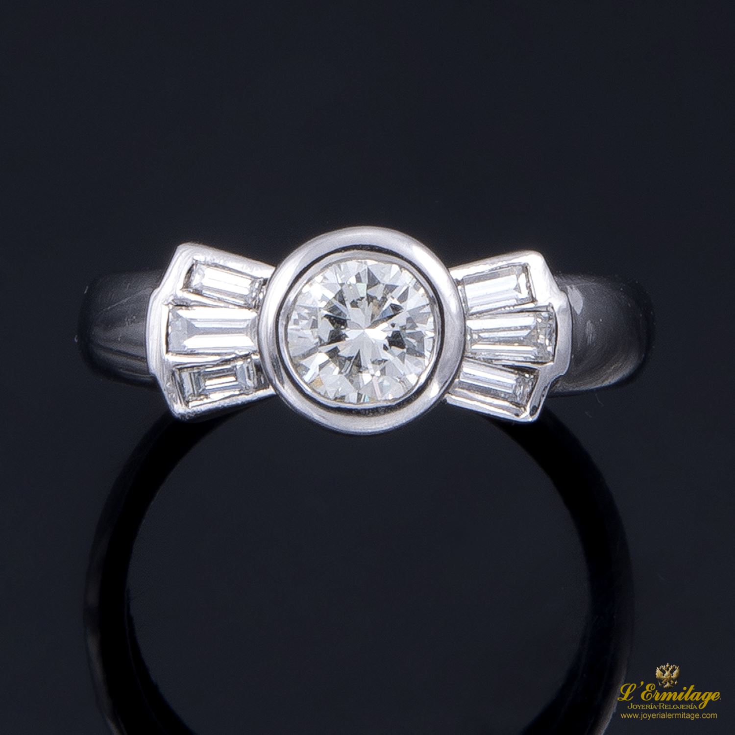 Sortija oro blanco y diamantes.