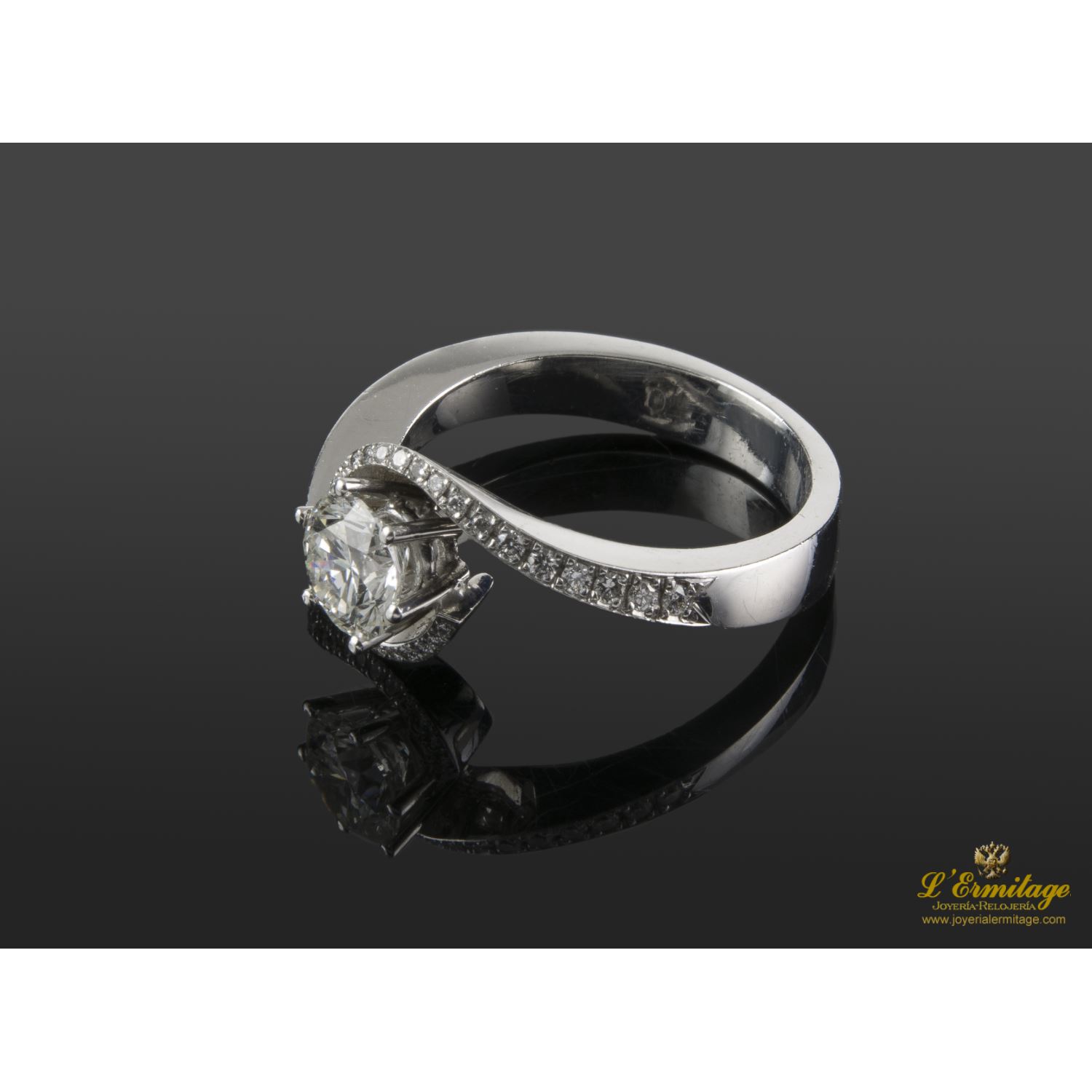 Sortija oro blanco y diamantes color j, pureza vs1 y peso 1,04 cts.