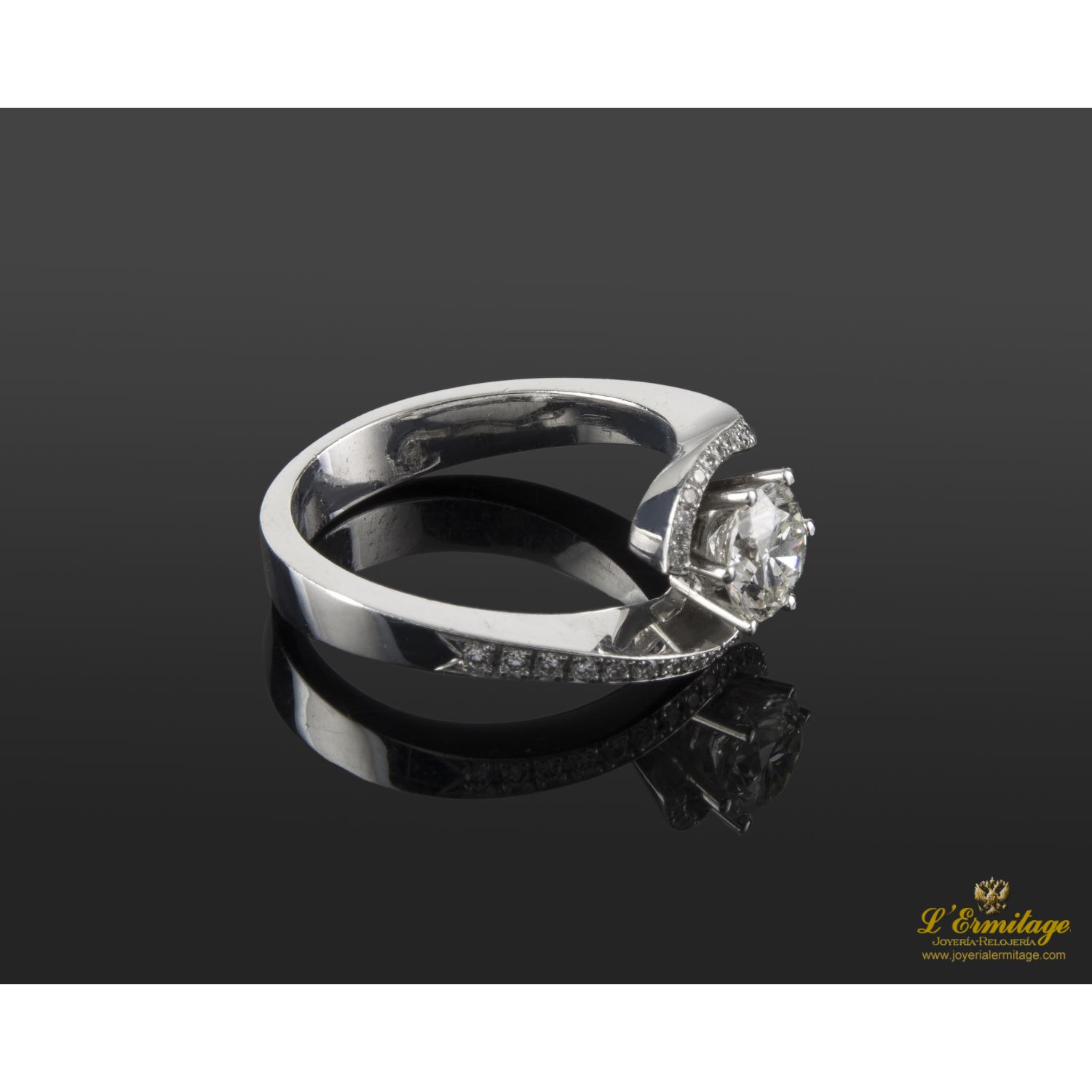 Sortija oro blanco y diamantes color j, pureza vs1 y peso 1,04 cts.