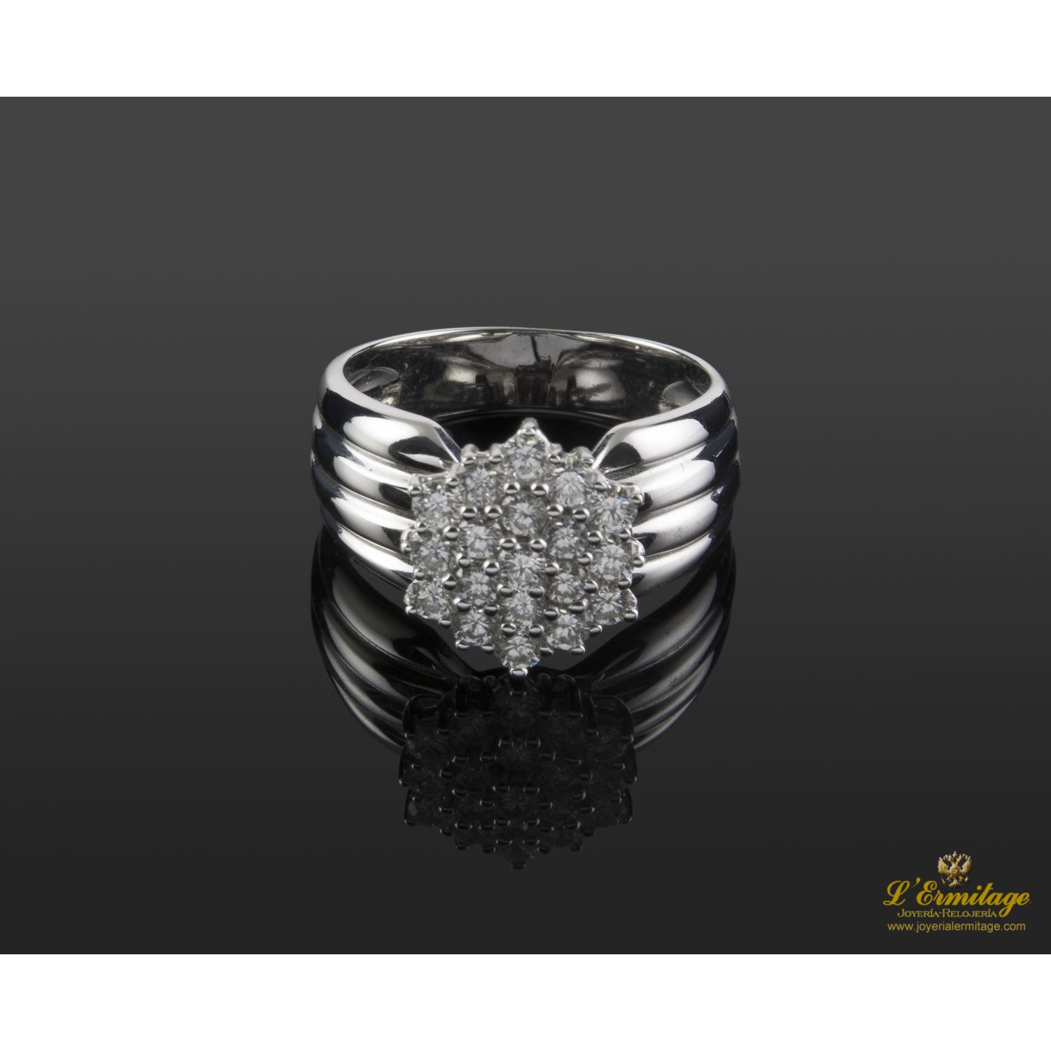 Sortija oro blanco rosetón de diamantes