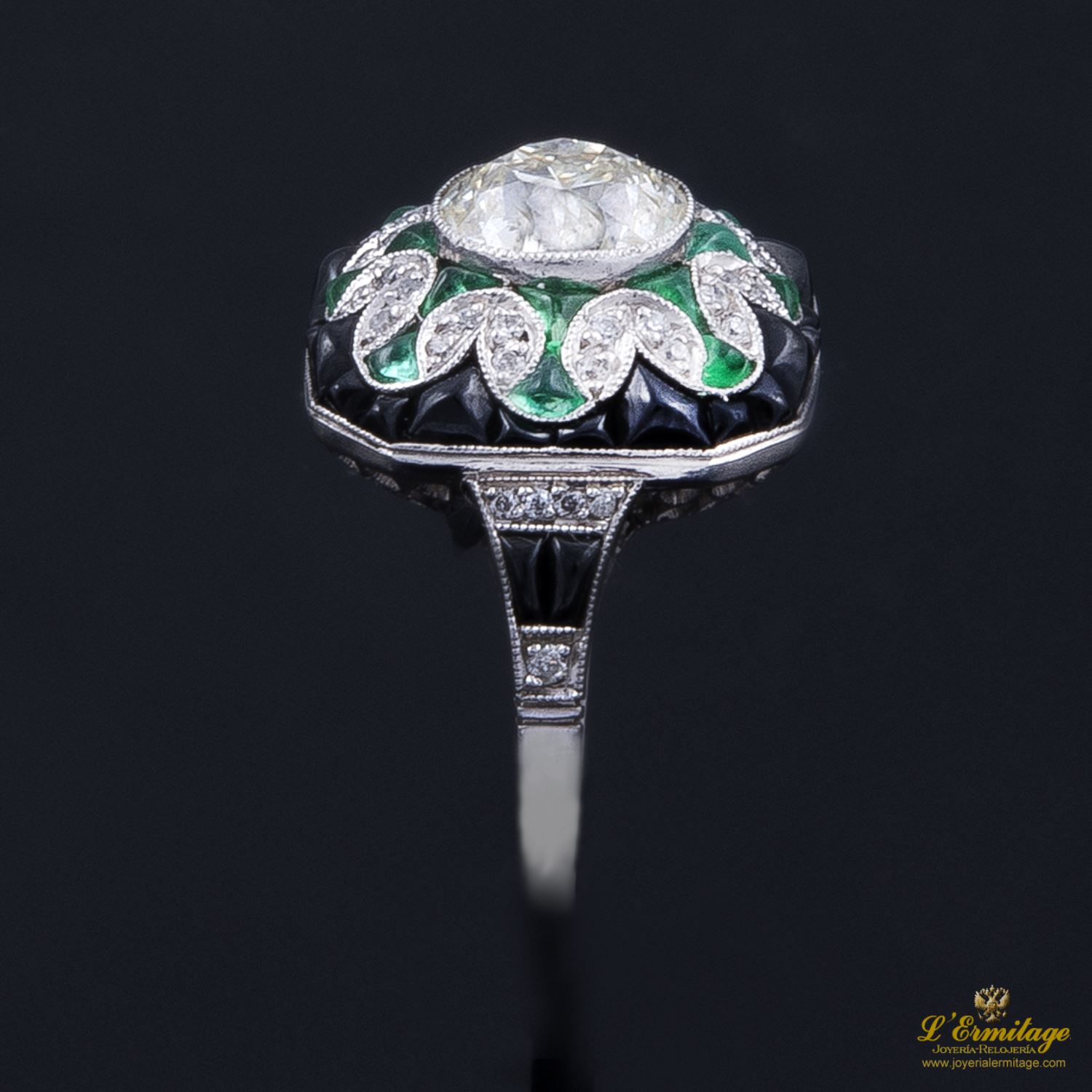 Sortija antigua oro blanco esmeraldas, ónix y diamante central.