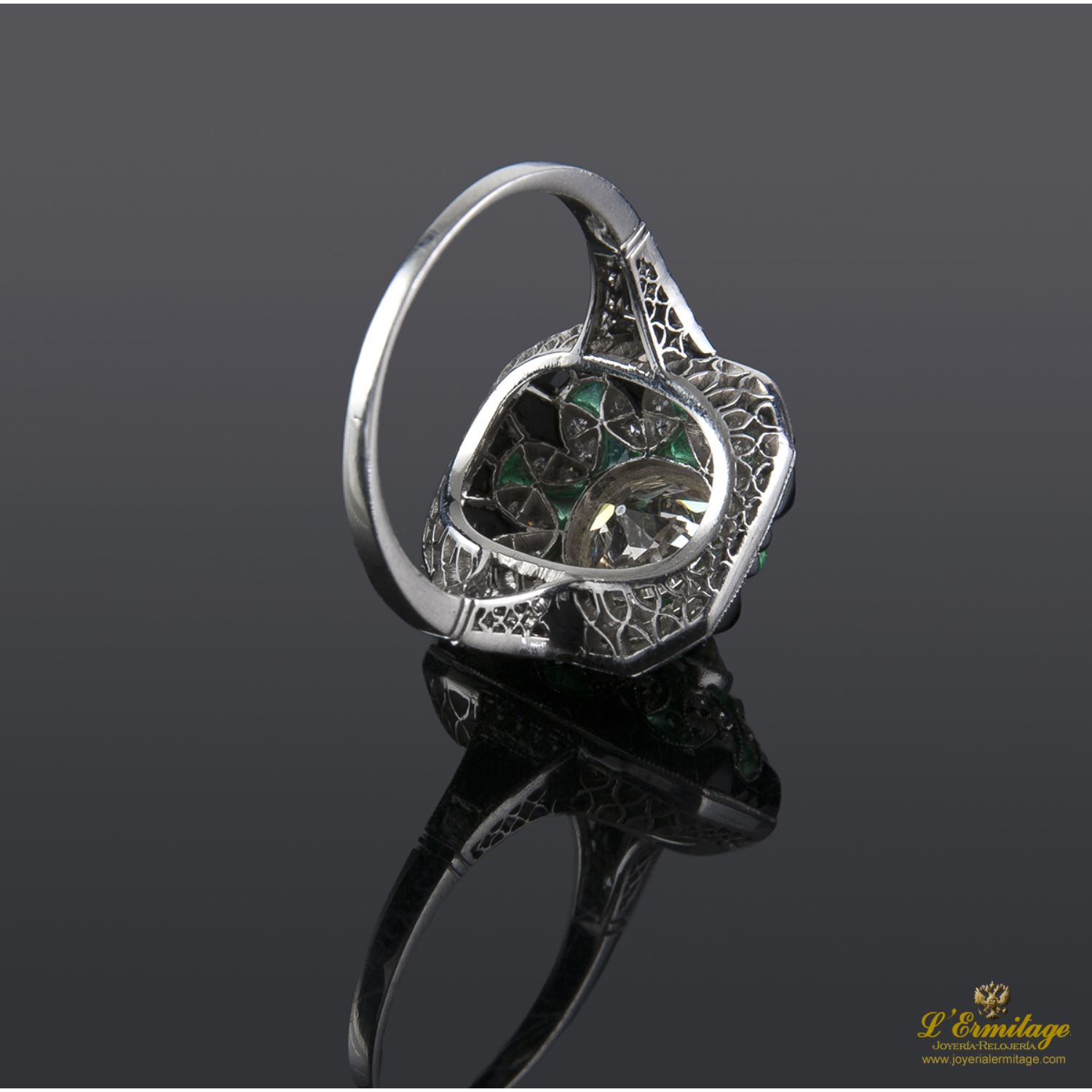 Sortija antigua oro blanco esmeraldas, ónix y diamante central.