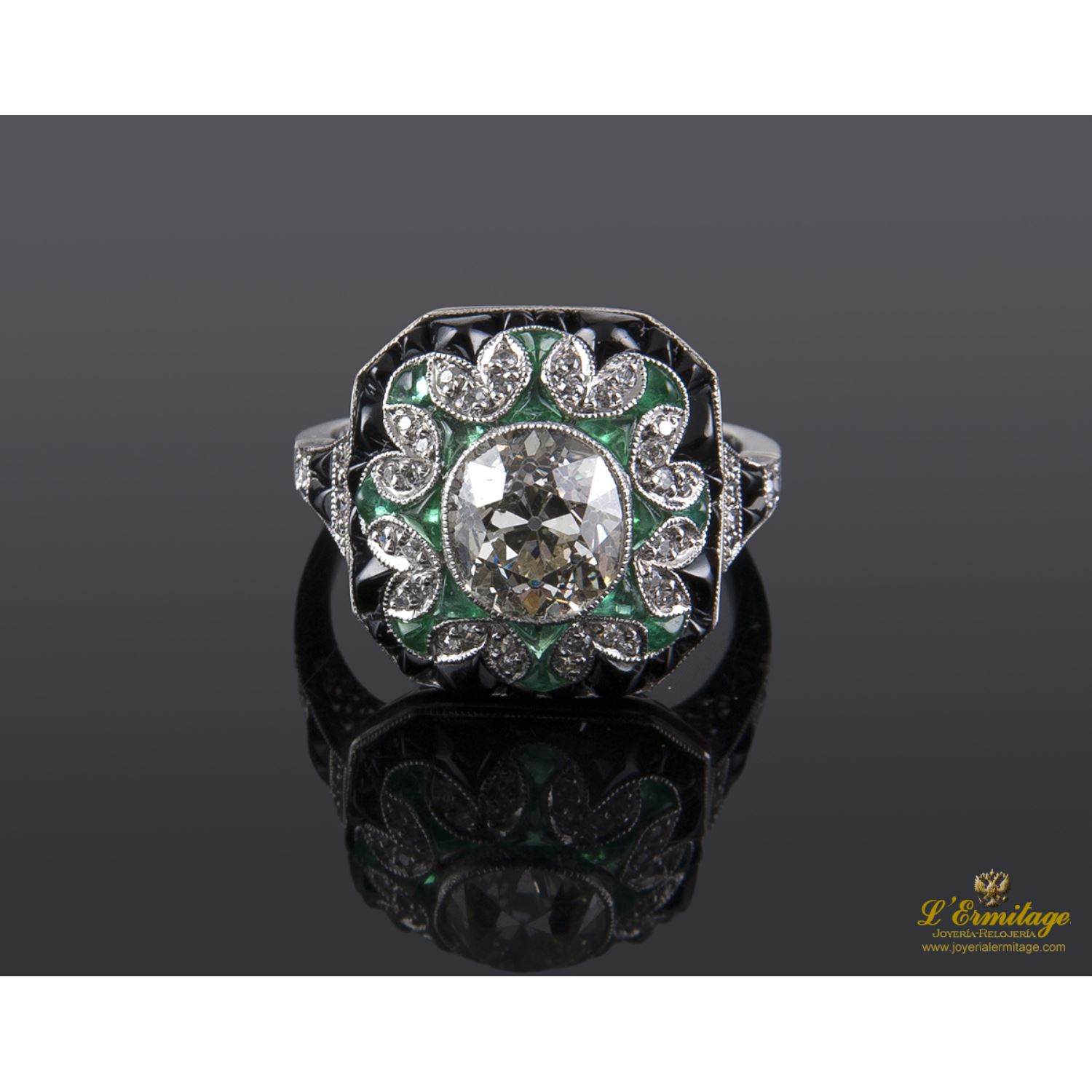 Sortija antigua oro blanco esmeraldas, ónix y diamante central.