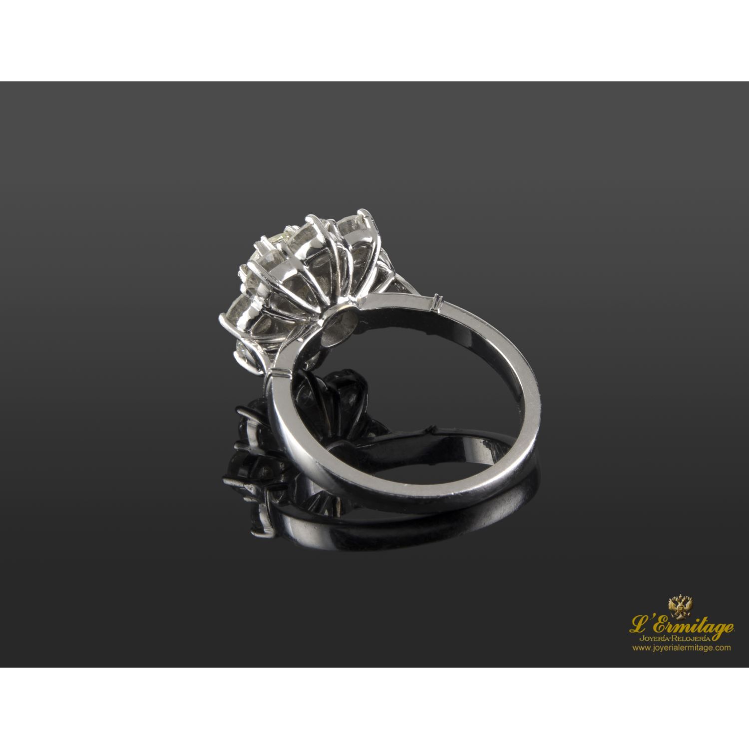 Sortija oro blanco y diamantes.