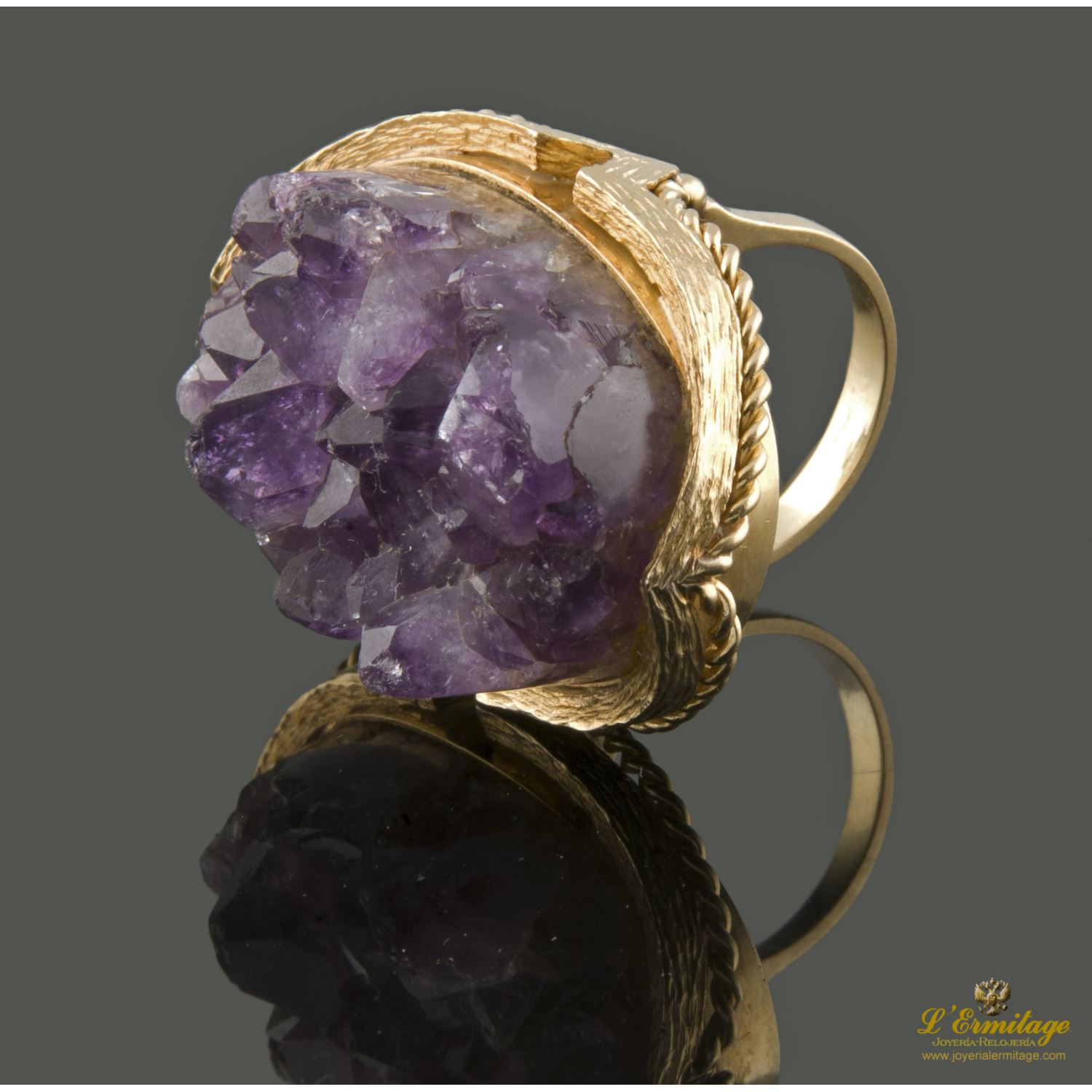 Sortija en oro amarillo con geoda de amatista