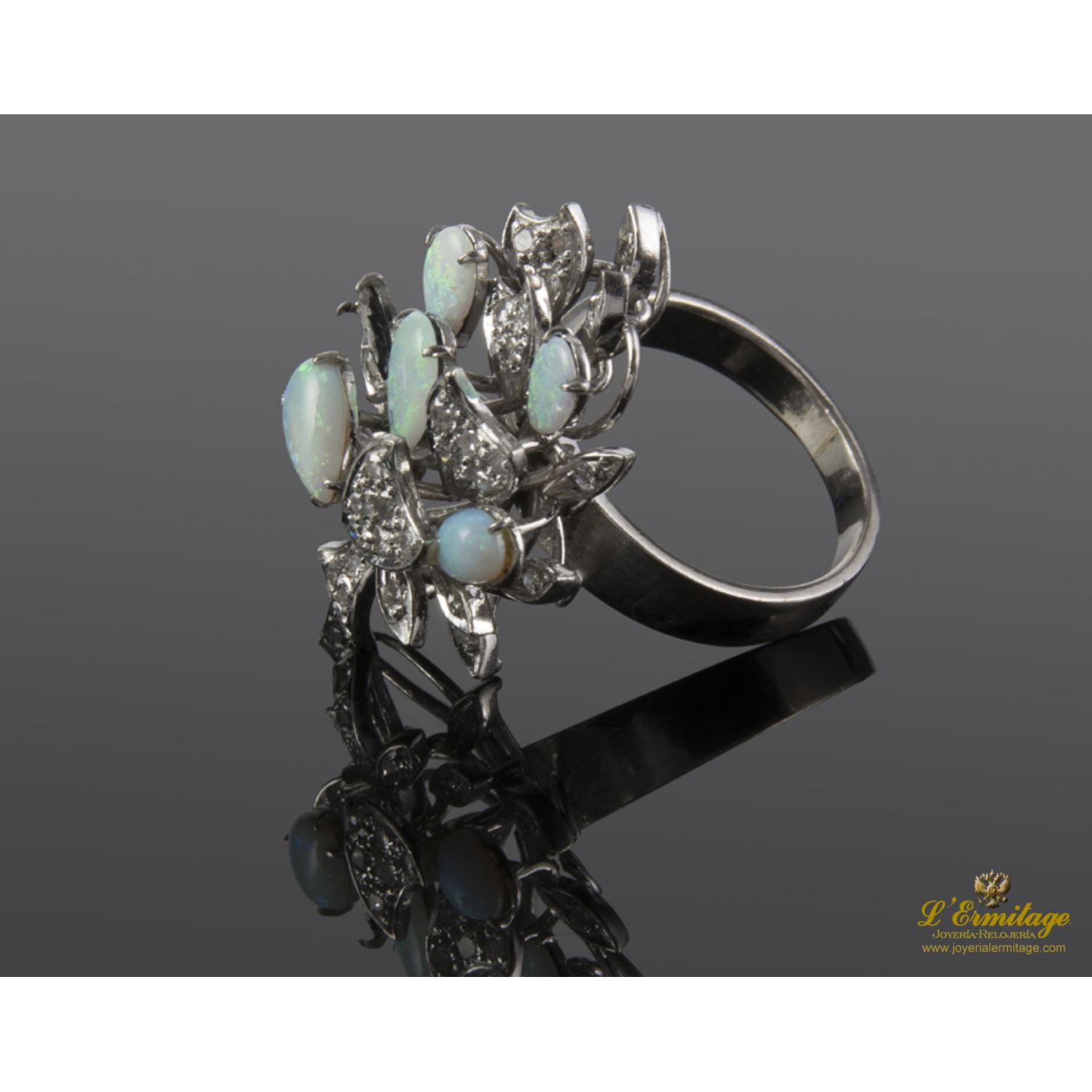 Sortija realizada en oro blanco con ópalos y diamantes.