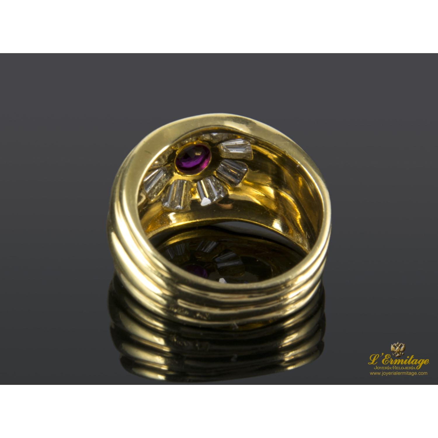 Sortija en oro amarillo con rubí y diamantes.