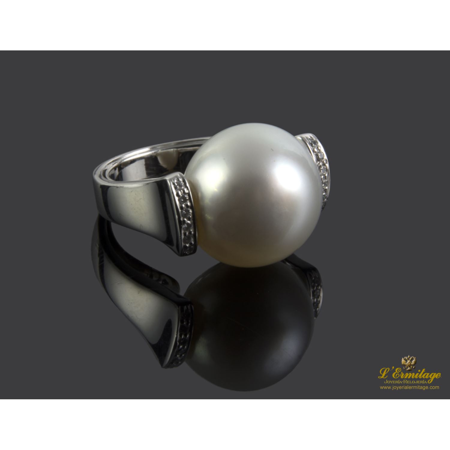 Sortija realizada en oro blanco con una perla y brillantes