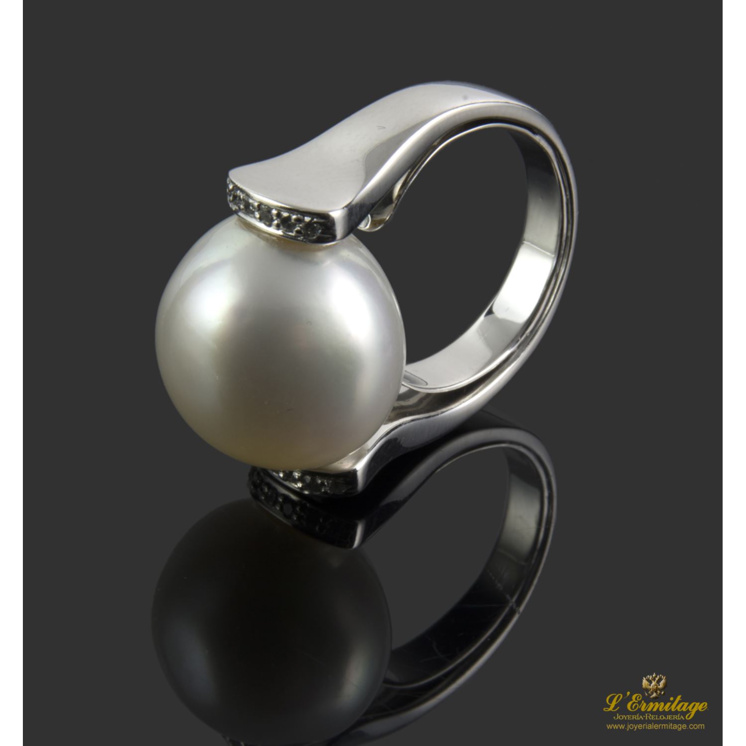 Sortija realizada en oro blanco con una perla y brillantes