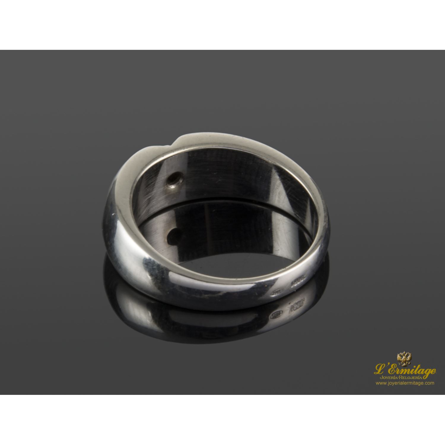 Solitario realizada en oro blanco con diamante talla princesa