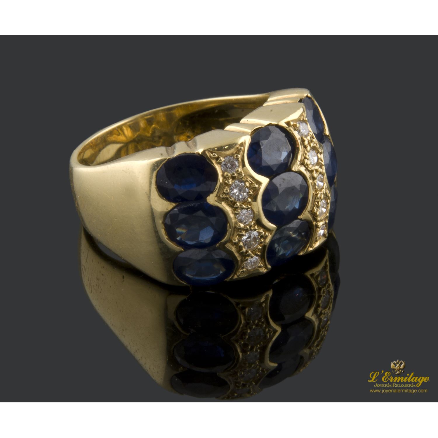 Sortija realizada en oro amarillo con zafiros y brillantes.