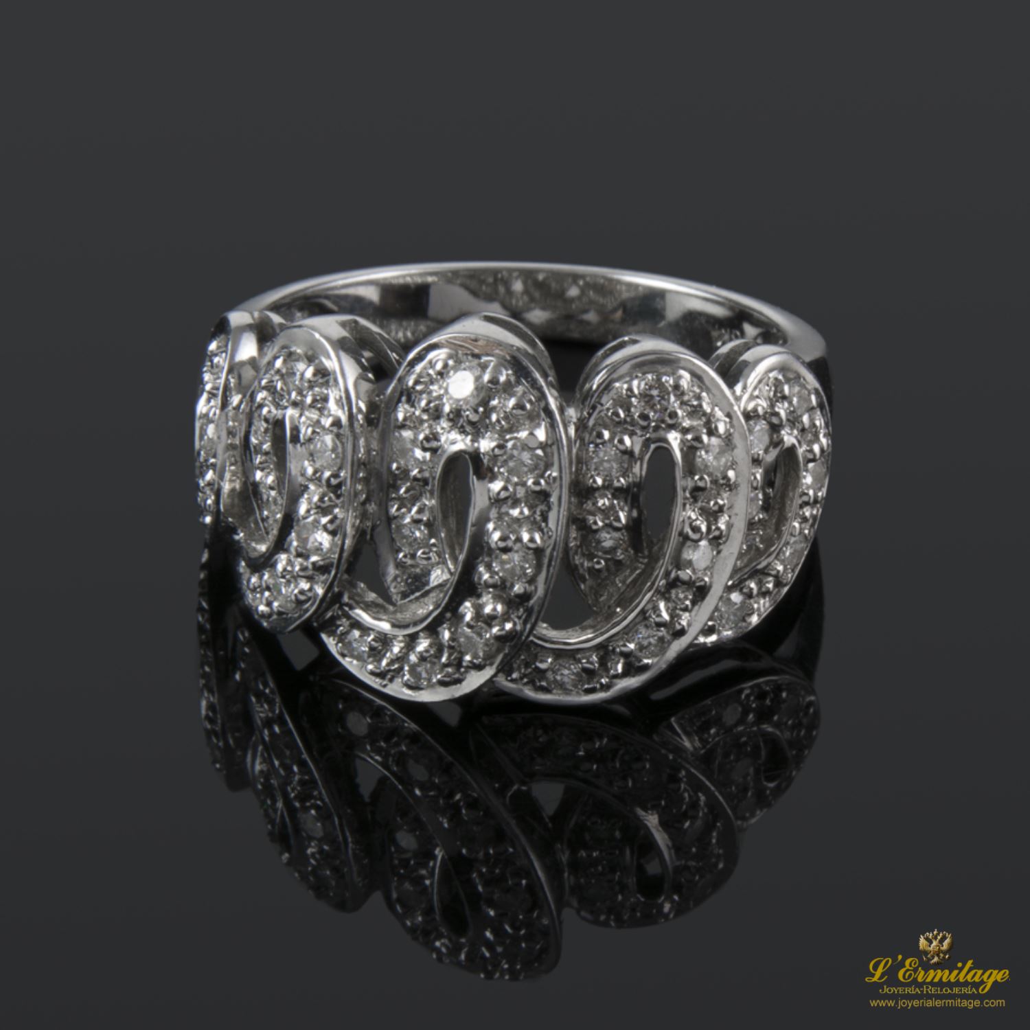 Sortija realizada en oro blanco con motivos de brillantes.