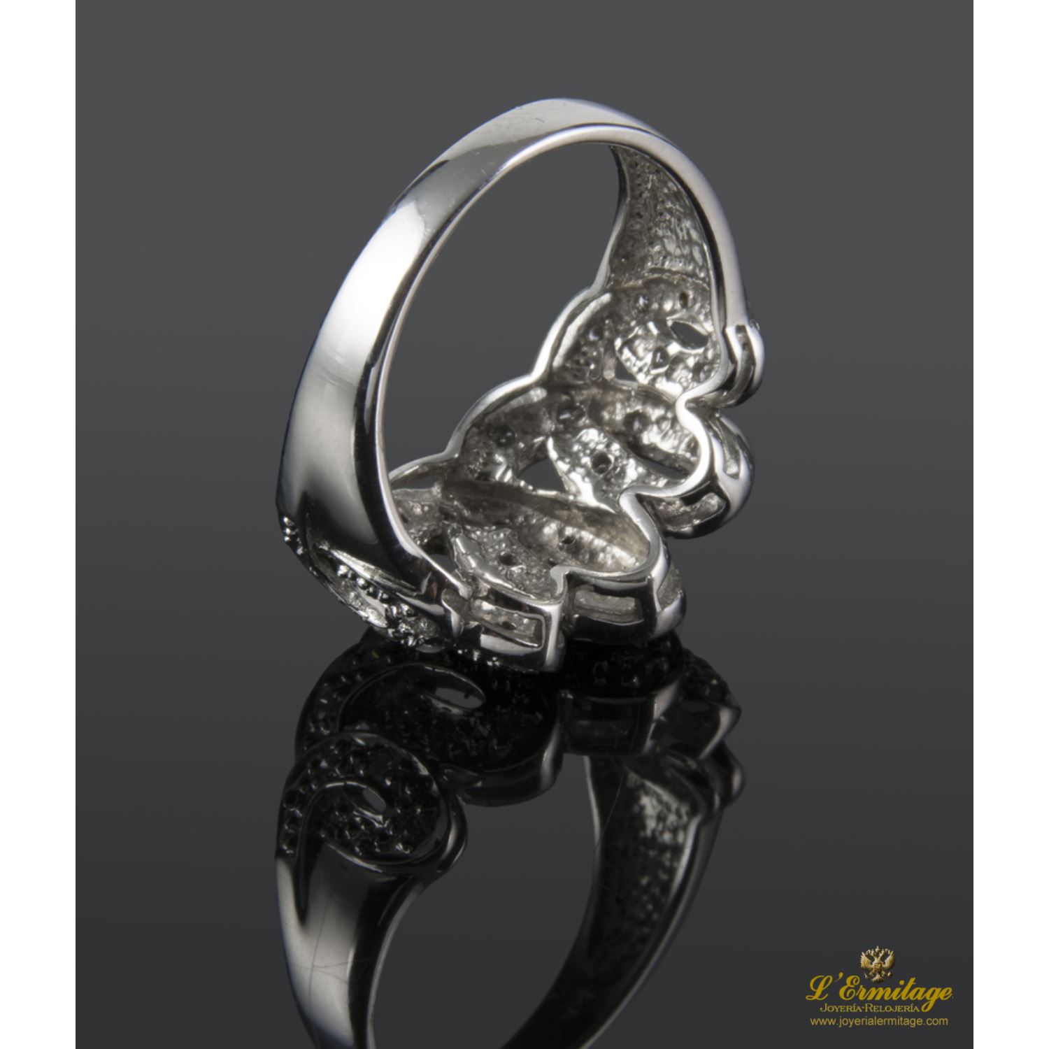 Sortija realizada en oro blanco con motivos de brillantes.