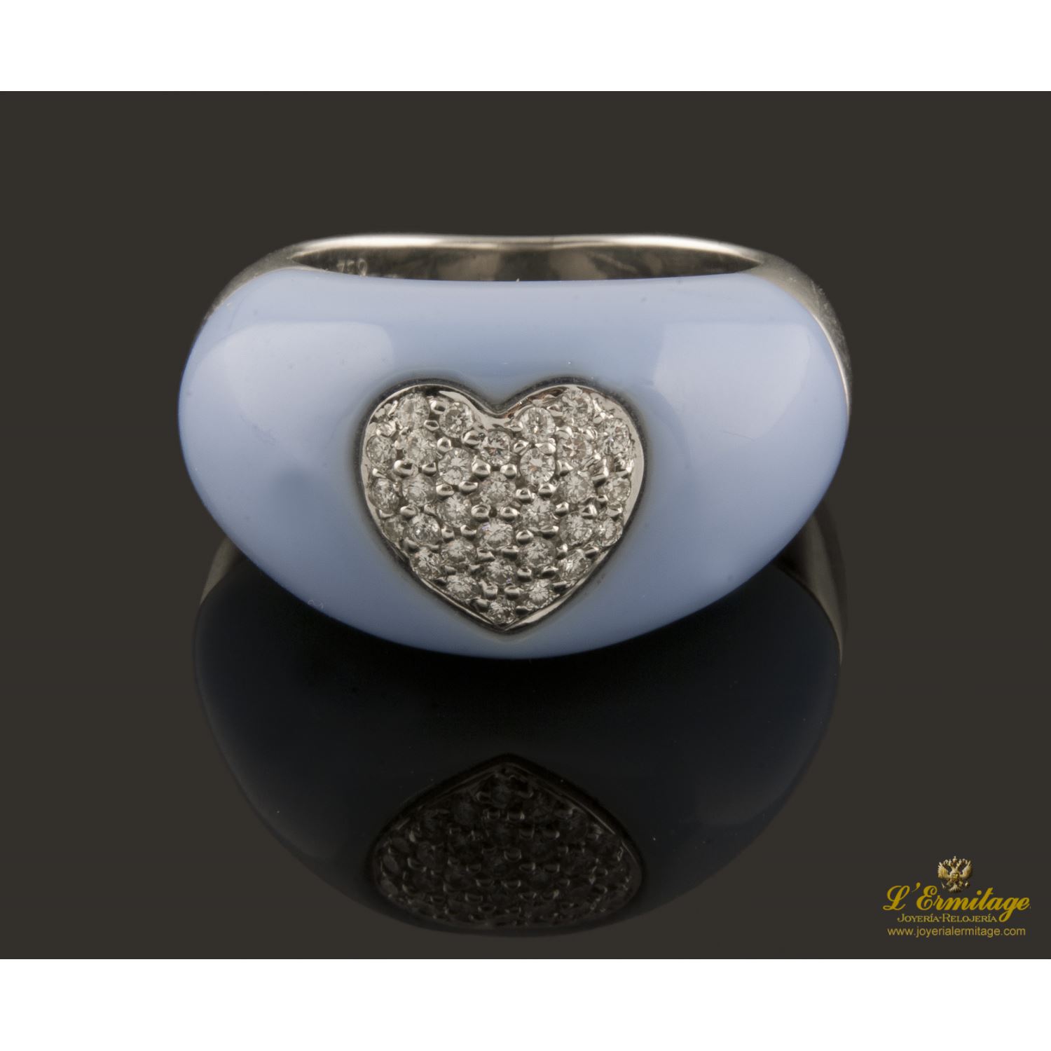 Sortija bombe realizada en oro blanco y esmalte y pave en forma de corazón con brillantes