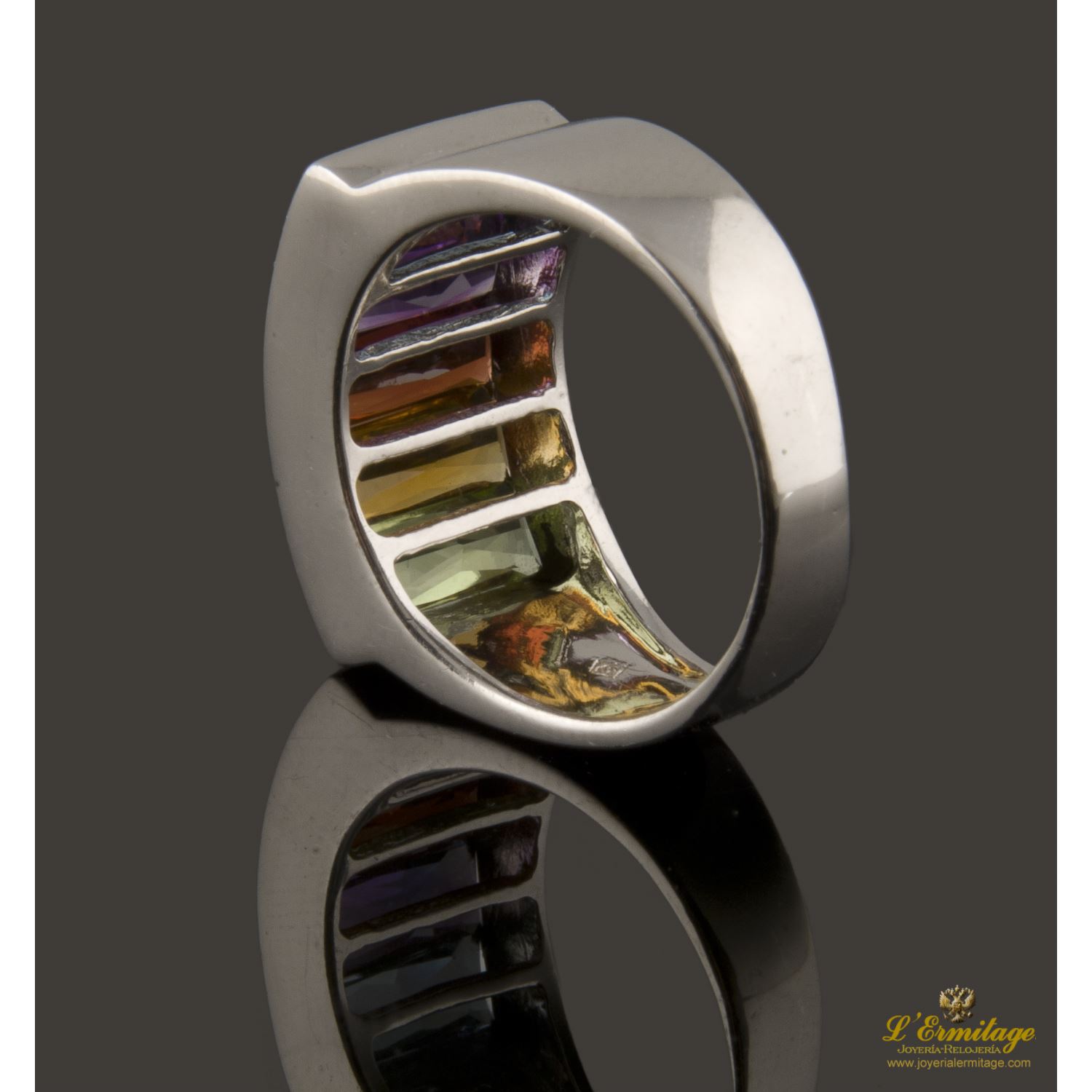 Sortija en forma de sello realizada en oro blanco y piedras de colores