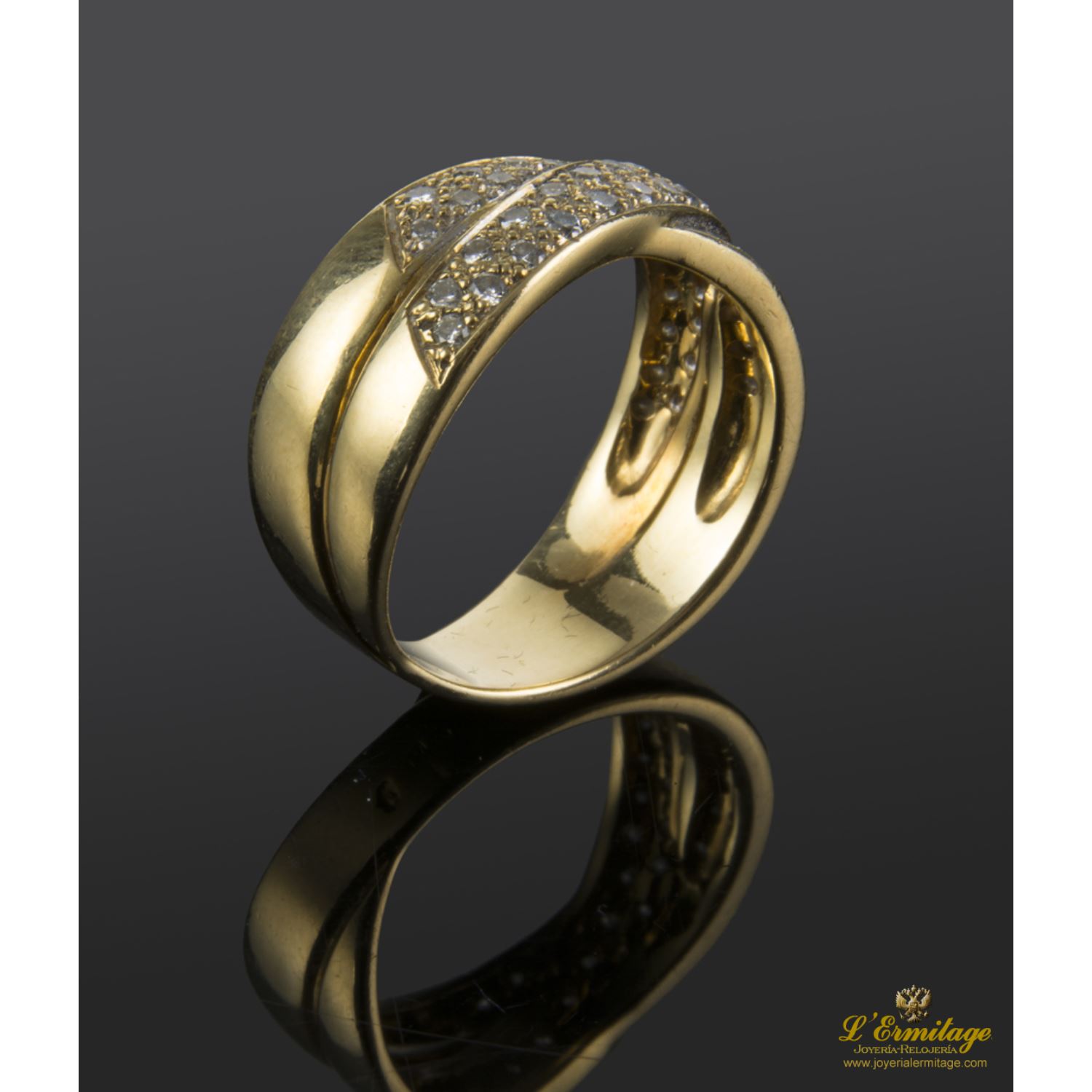 Sortija realizada en oro amarillo con banda de brillantes.
