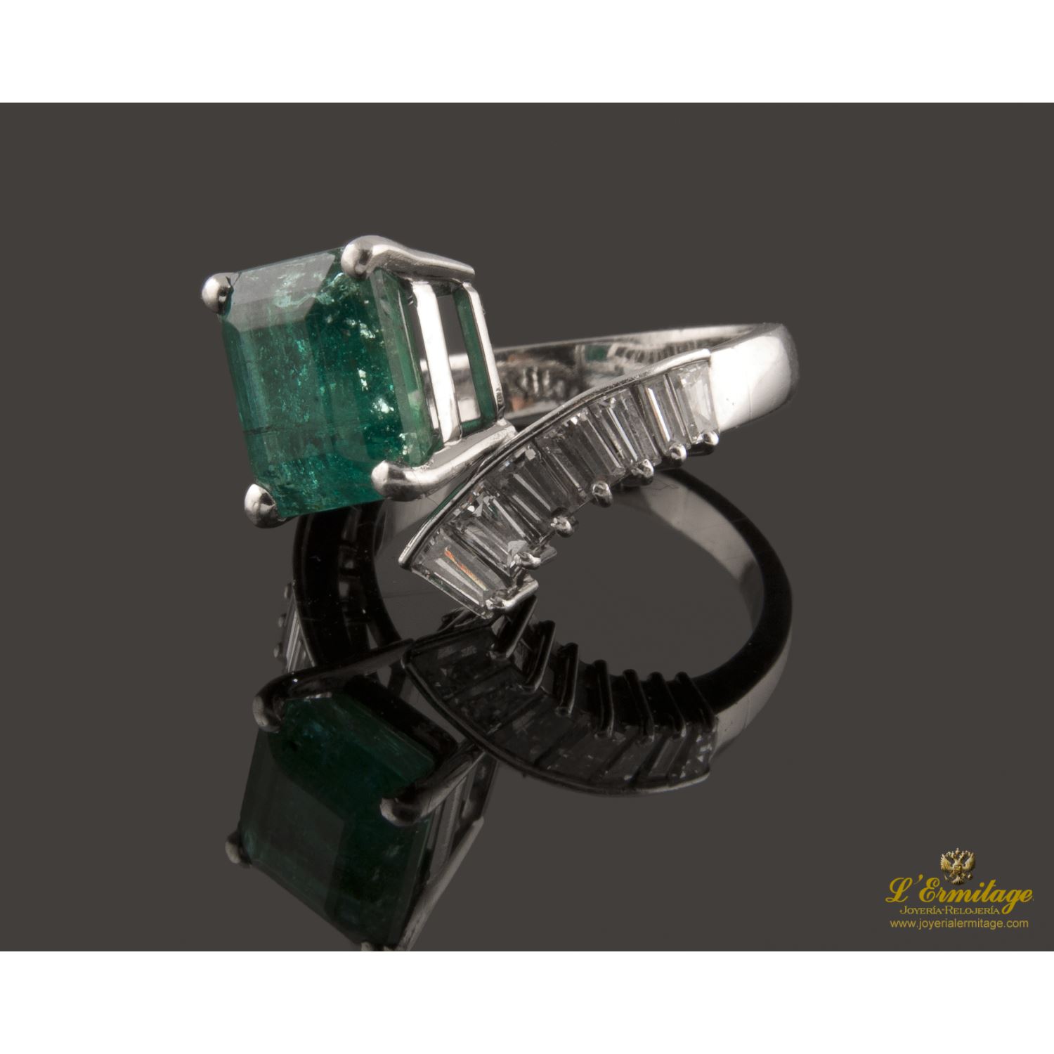 Sortija en oro blanco con esmeralda y diamantes.