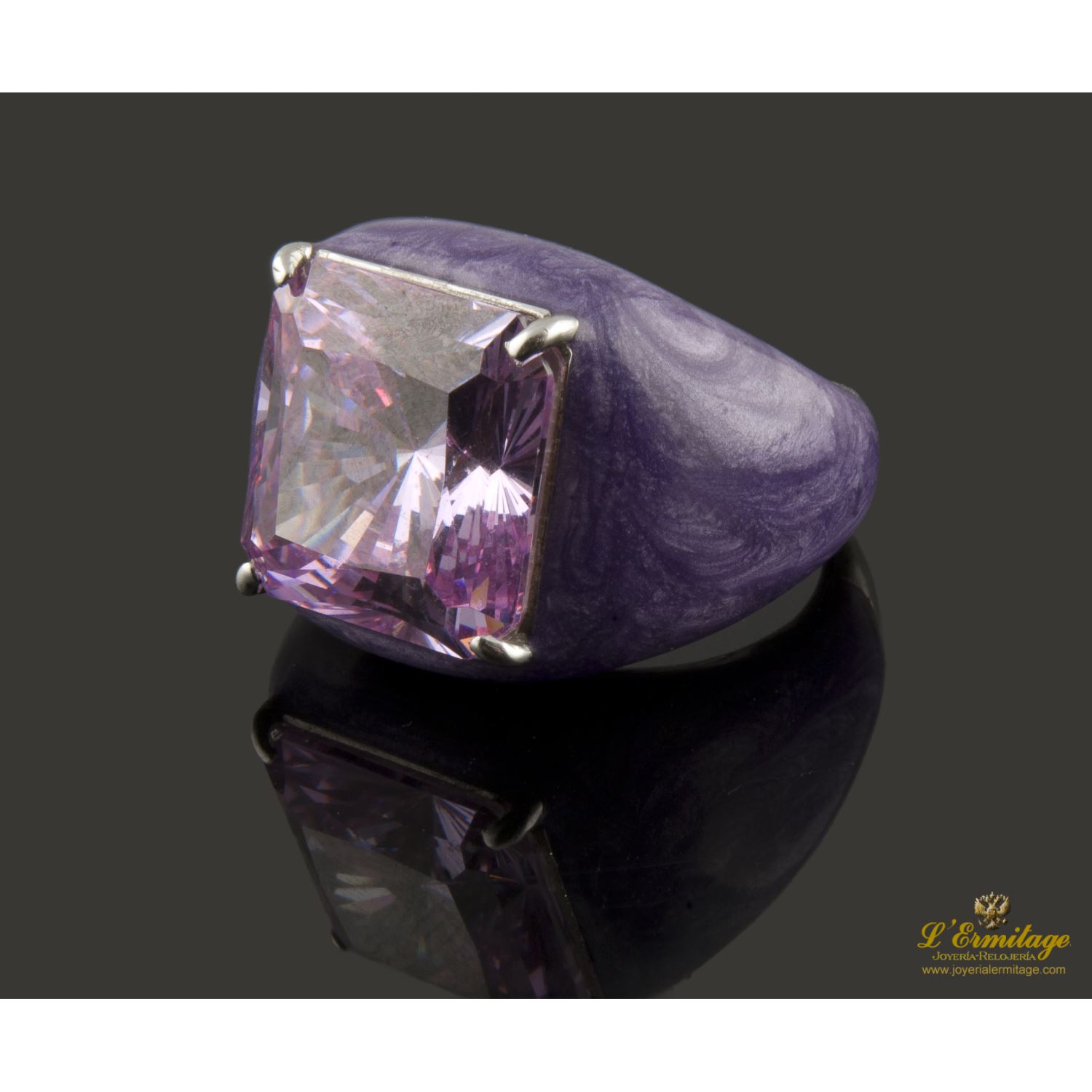 Sortija en oro blanco y esmalte a fuego con topacio rosa talla princesa.