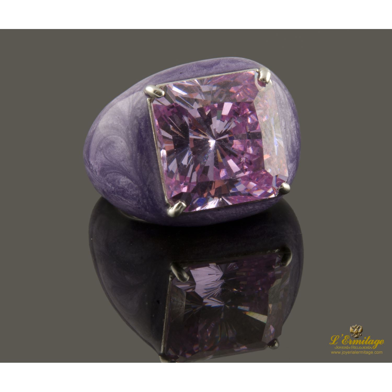 Sortija en oro blanco y esmalte a fuego con topacio rosa talla princesa.