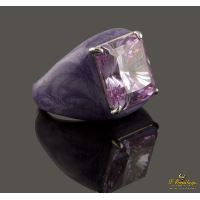 Sortija en oro blanco y esmalte a fuego con topacio rosa talla princesa.