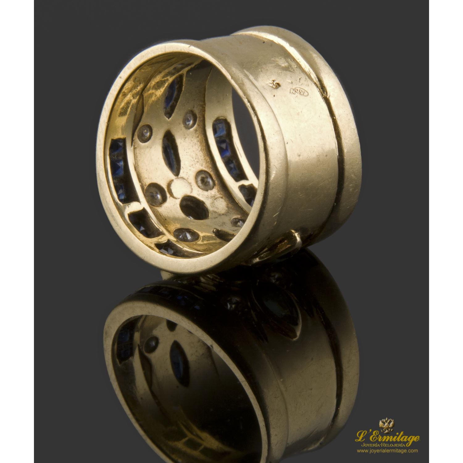 Sortija realizada en oro amarillo. Presenta zafiros y brillantes