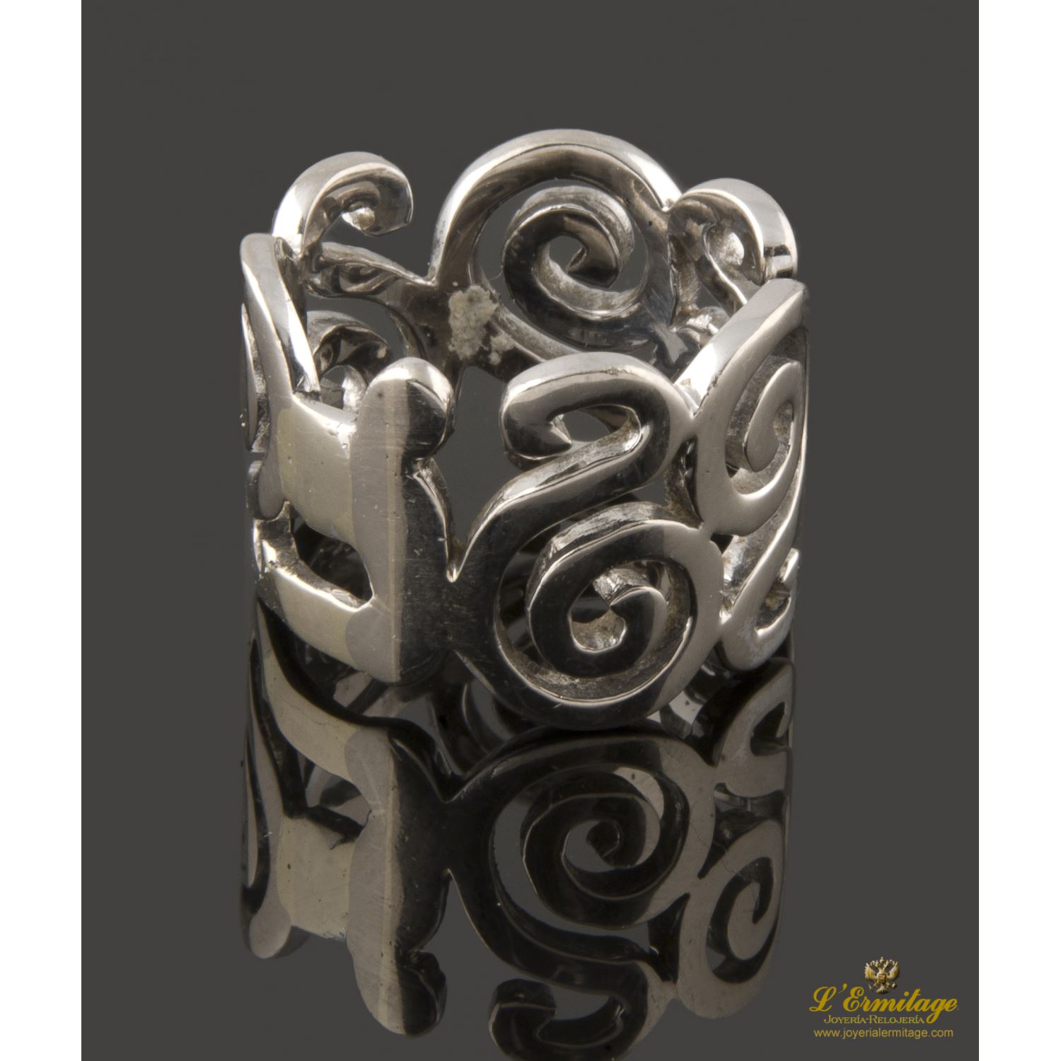 Sortija con roleos reaizada en oro blanco y motivo con brillantes