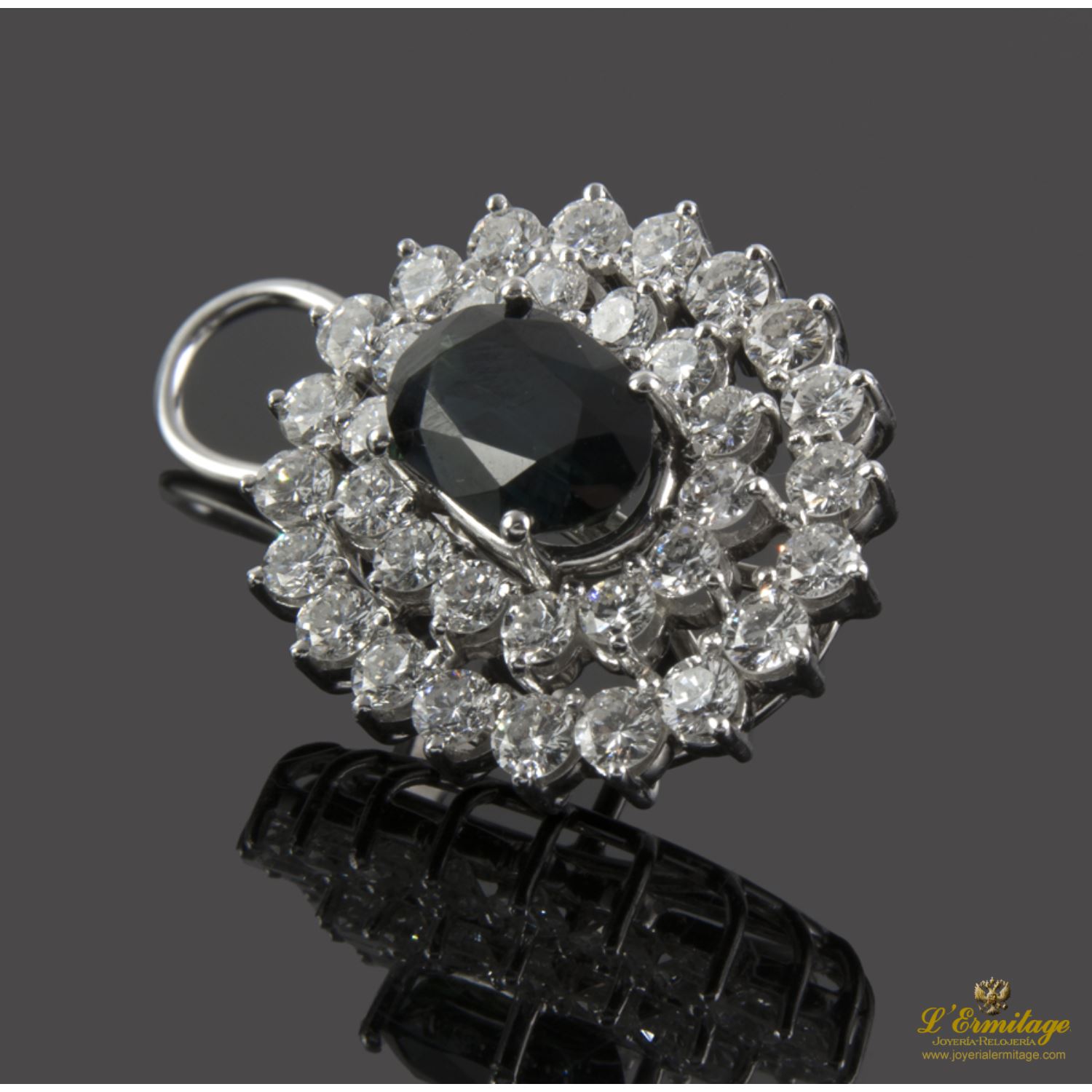 Pendientes en oro blanco con zafiros y orlas de brillantes.