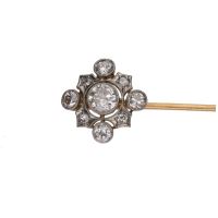 Aguja de corbata realizada en oro amarillo y oro blanco con brillantes.