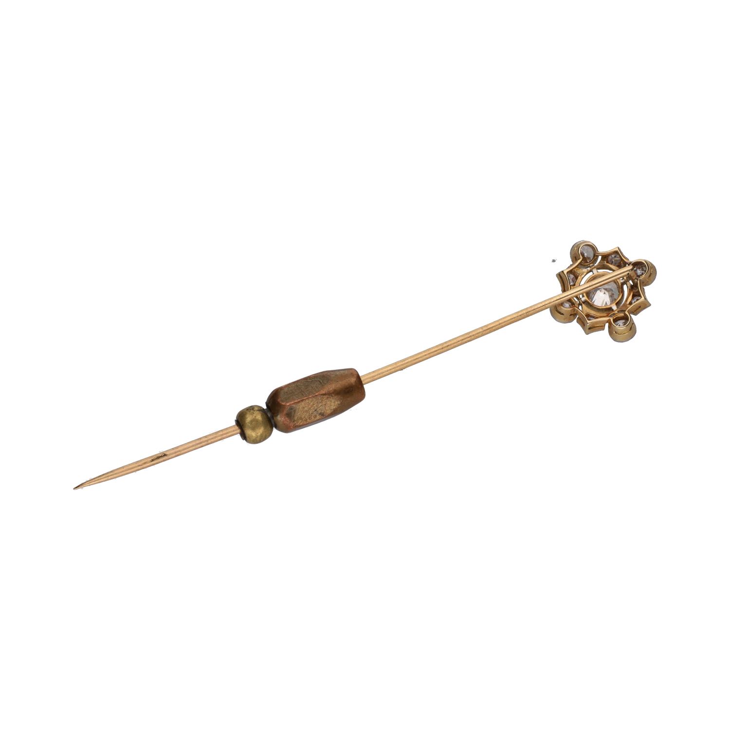 Aguja de corbata realizada en oro amarillo y oro blanco con brillantes.