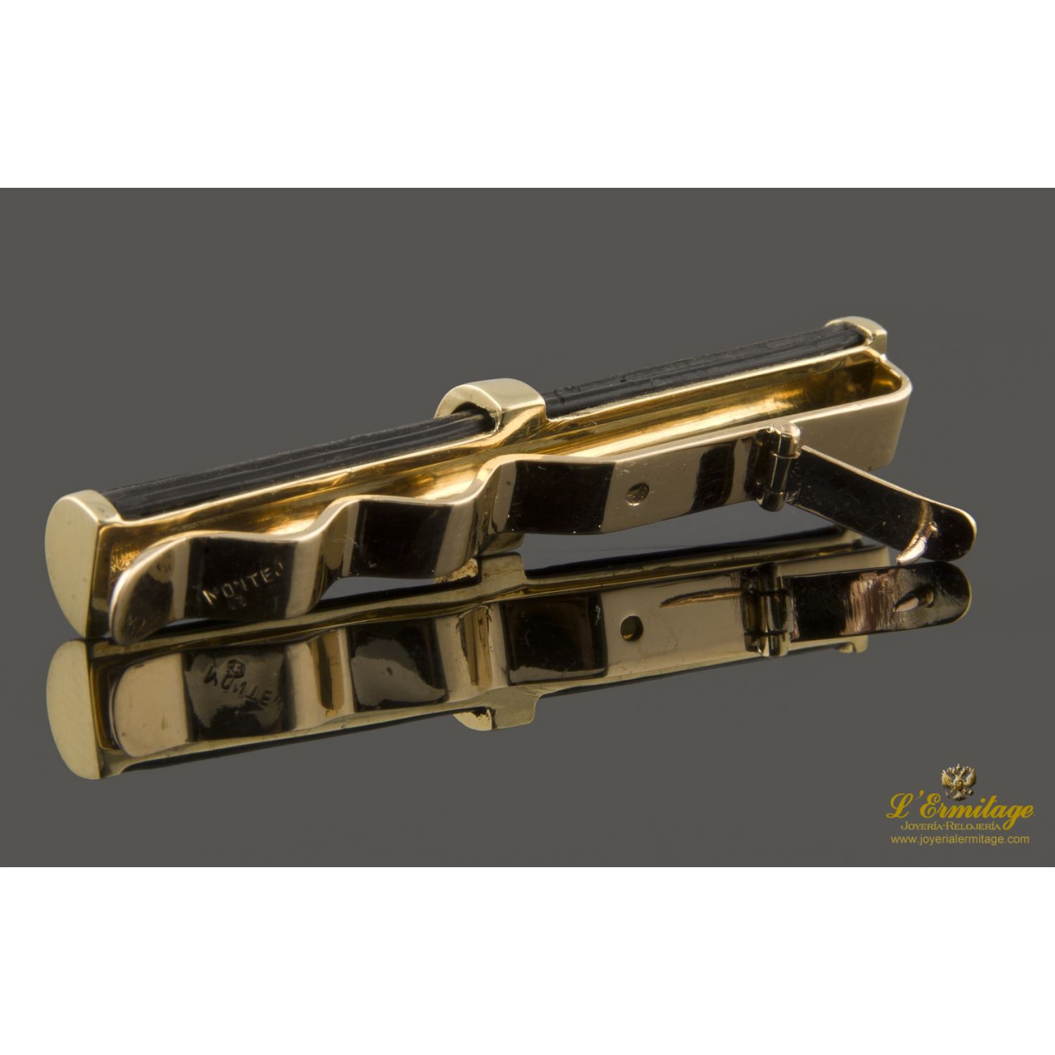 Pasador de corbata realizado en oro amarillo y pelo de elefante.