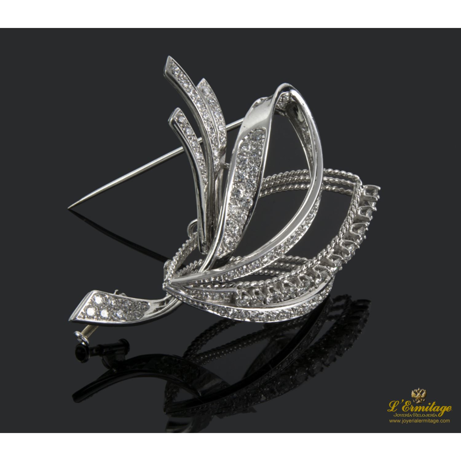 Broche realizado en oro blanco con brillantes.