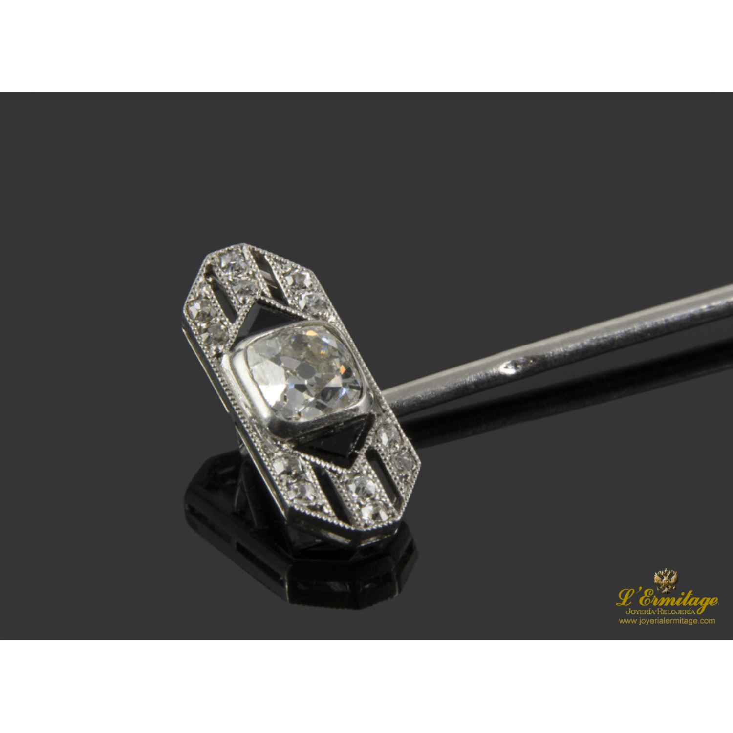 Aguja de corbata realizada en oro blanco con brillantes.