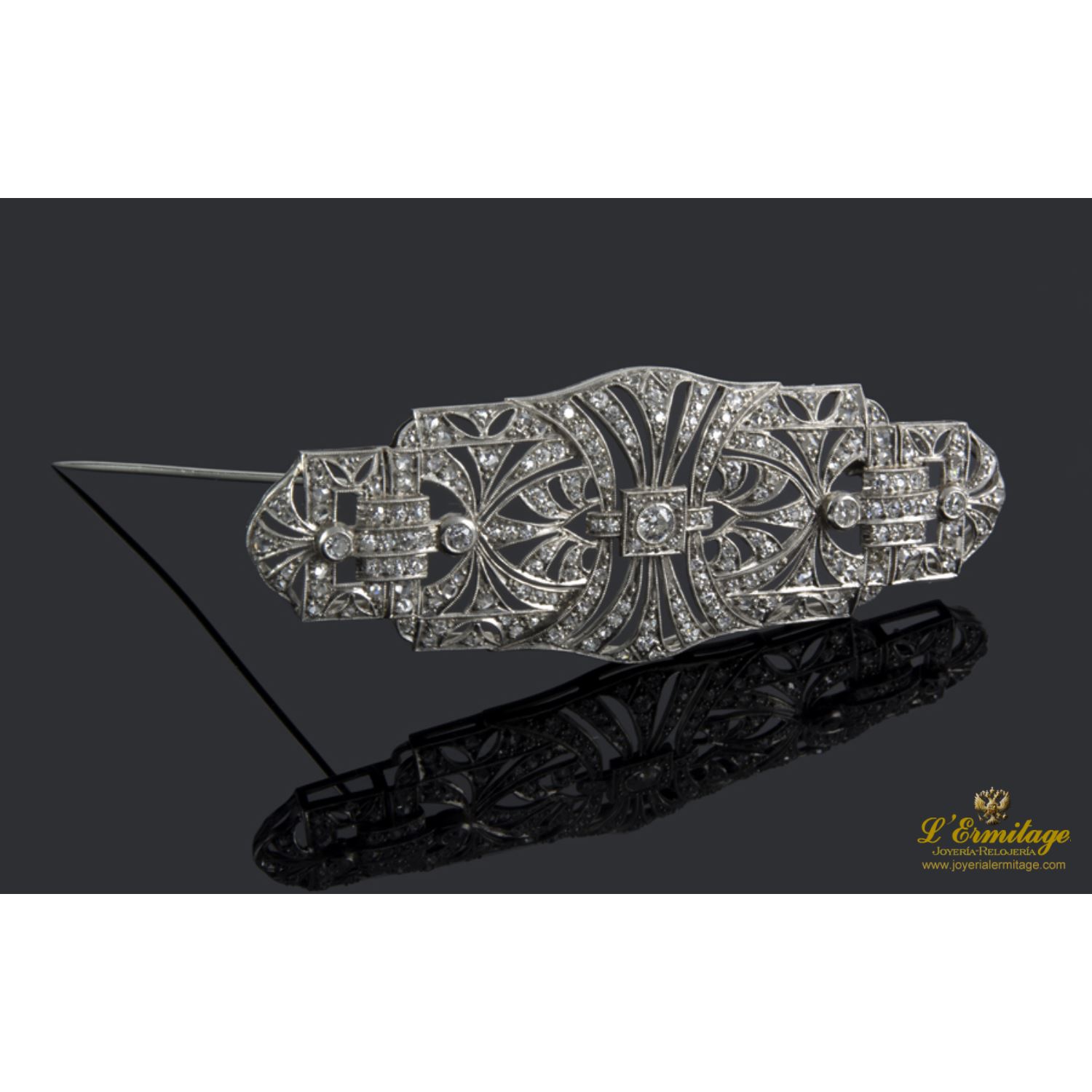Broche realizado en oro blanco con brillantes y diamantes.