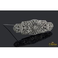 Broche realizado en oro blanco con brillantes y diamantes.