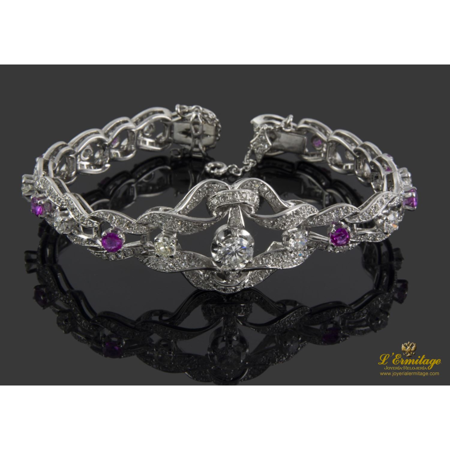 Pulsera realizada en oro blanco con diamantes, brillantes y rubíes.