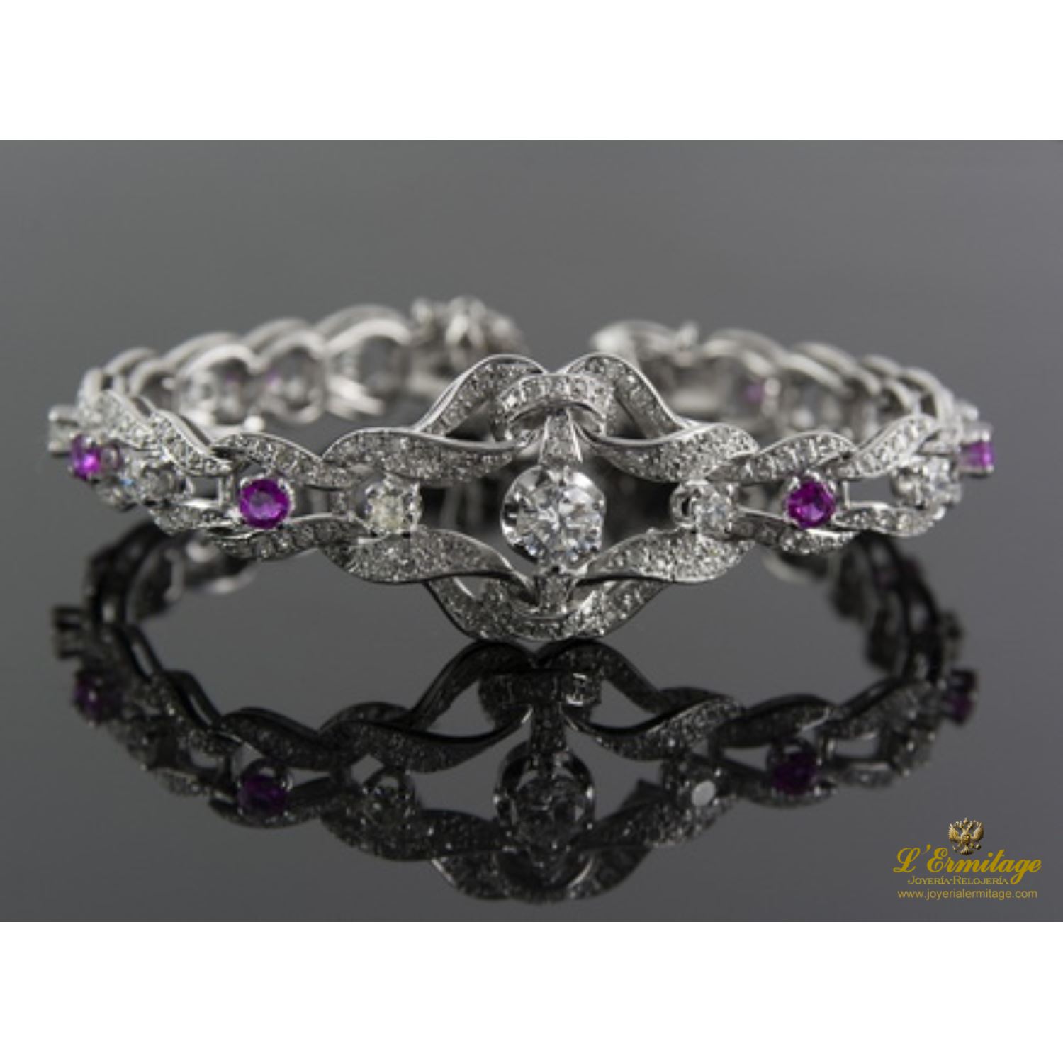 Pulsera realizada en oro blanco con diamantes, brillantes y rubíes.