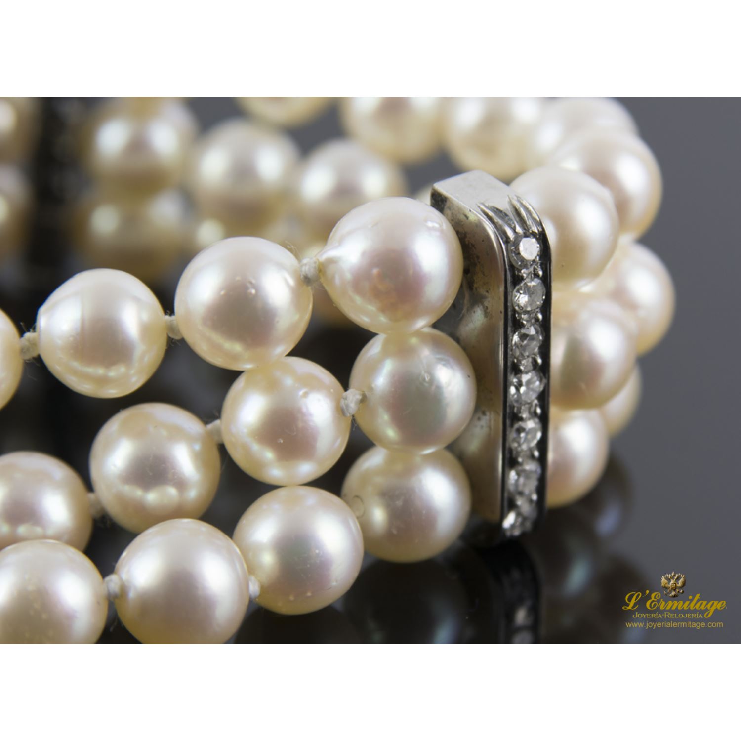 Pulsera realizada en tiras con perlas y uniones en oro blanco con brillantes