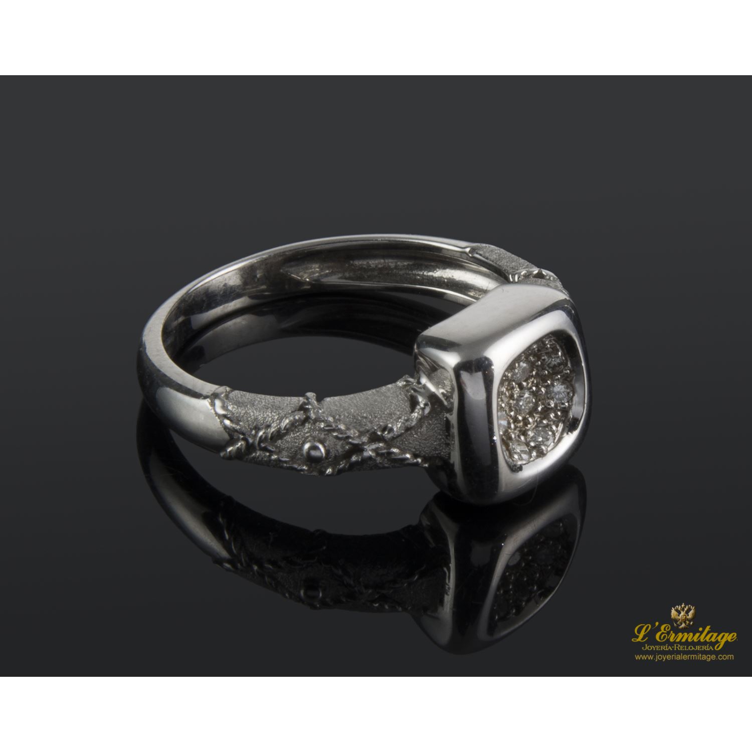 Sortija en oro blanco con cuajado de brillantes.